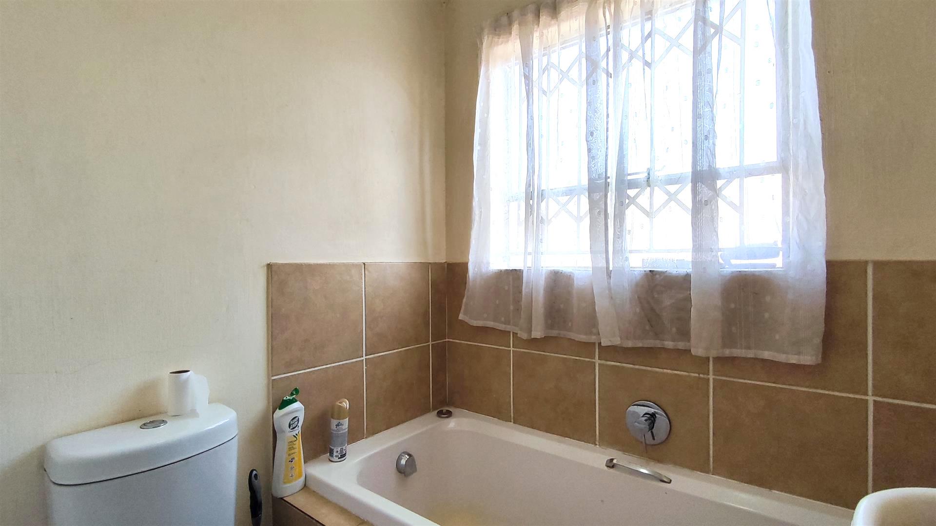 Bathroom 1 - 5 square meters of property in Sharon Park