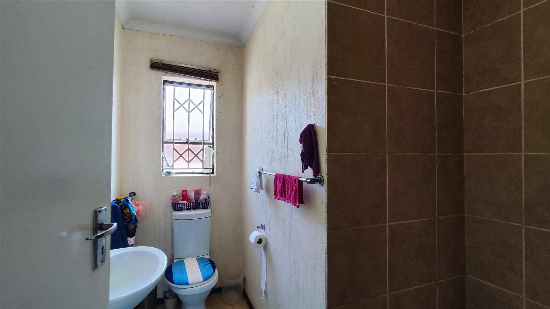 Main Bathroom - 5 square meters of property in Sharon Park