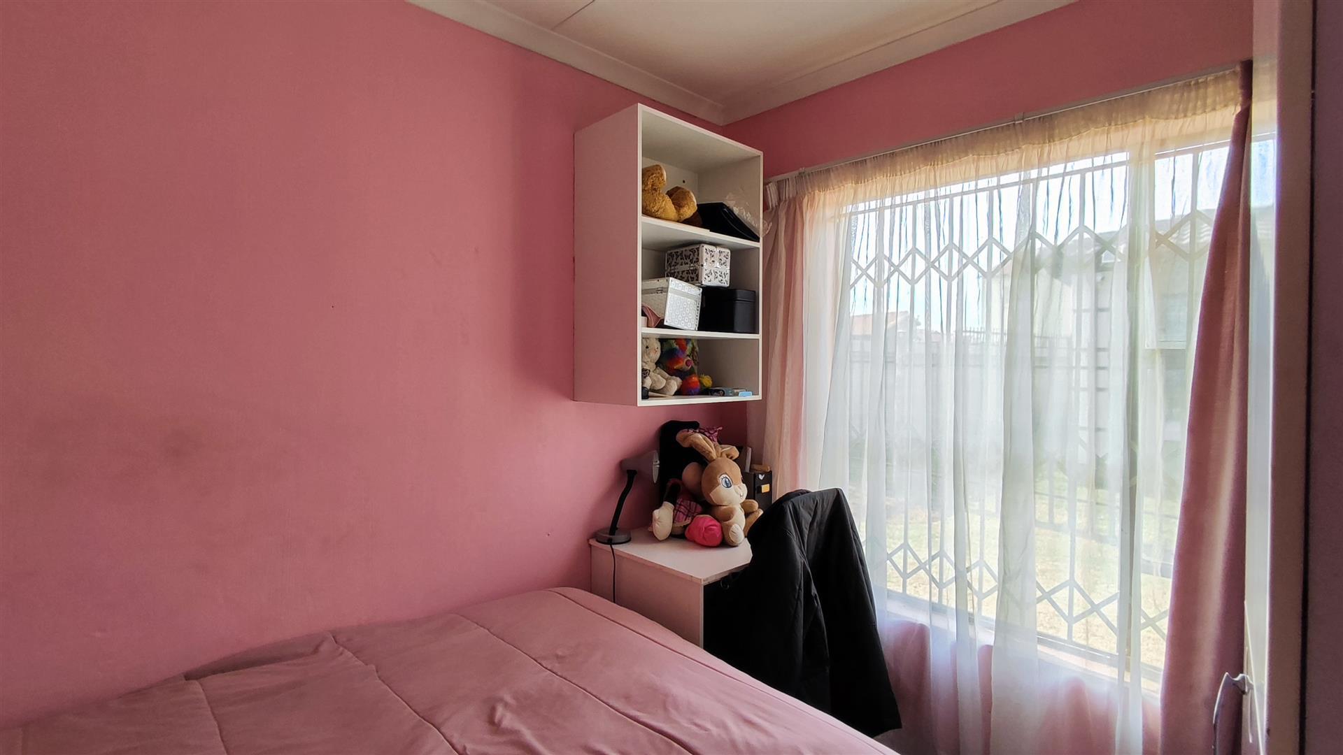 Bed Room 1 - 9 square meters of property in Sharon Park