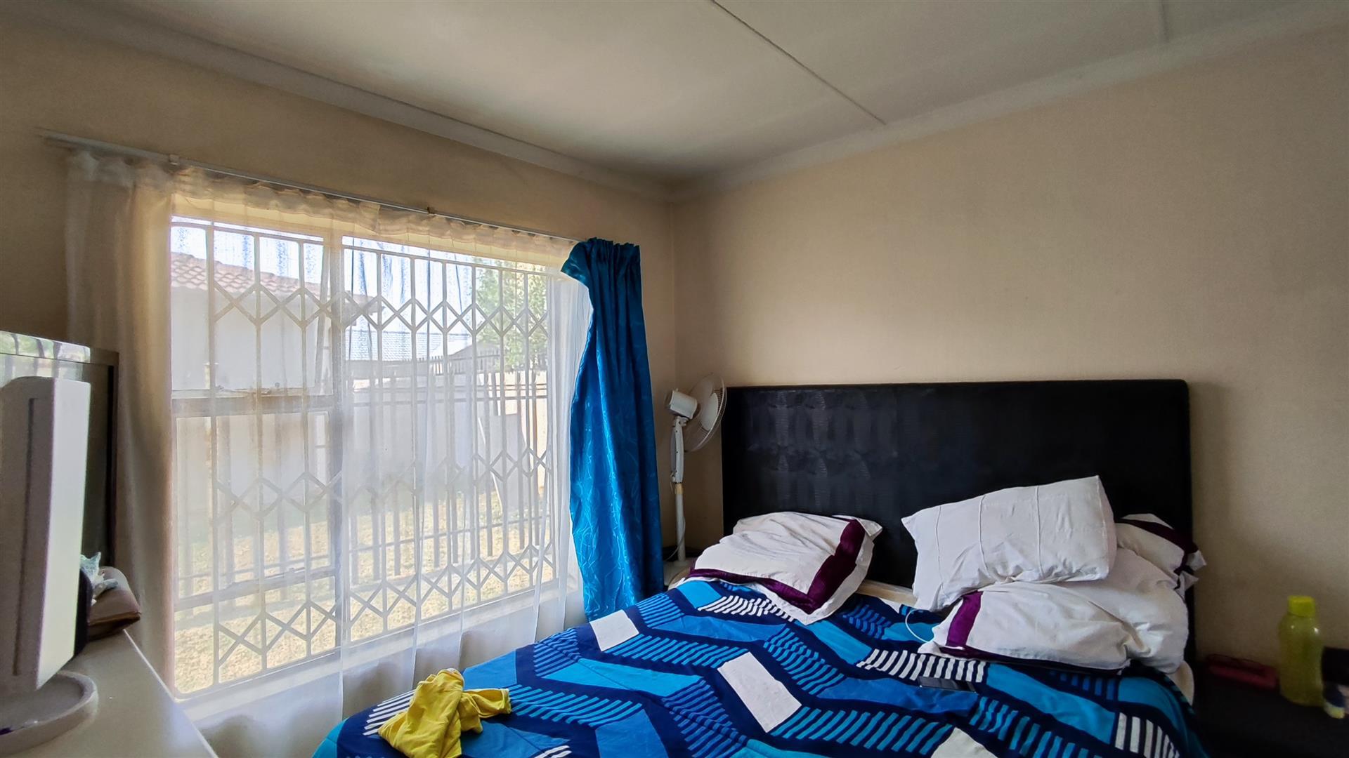 Main Bedroom - 12 square meters of property in Sharon Park