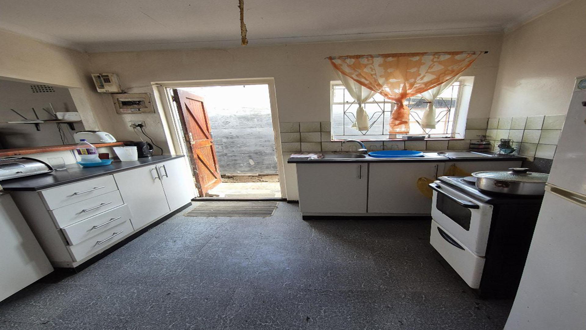 Kitchen of property in Booysen Park