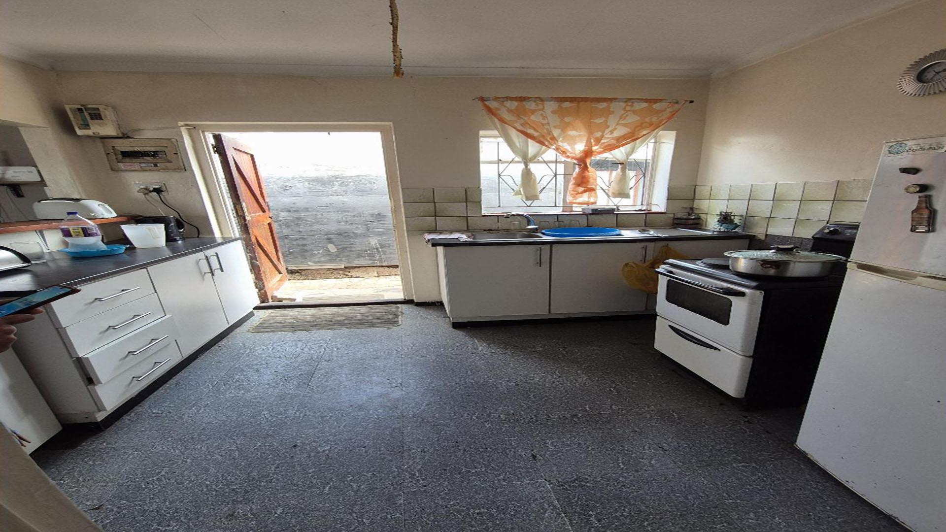 Kitchen of property in Booysen Park