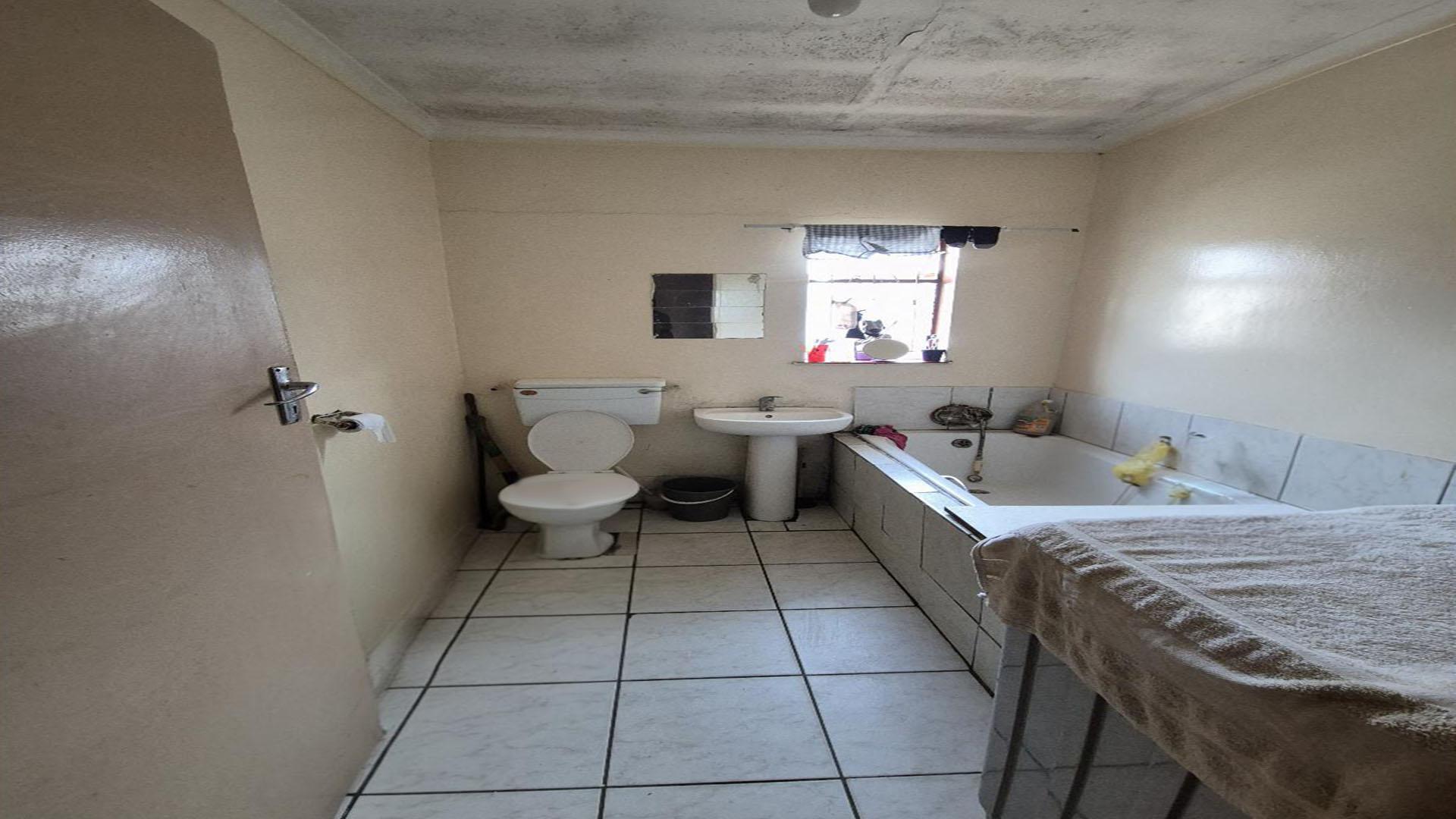 Bathroom 1 of property in Booysen Park