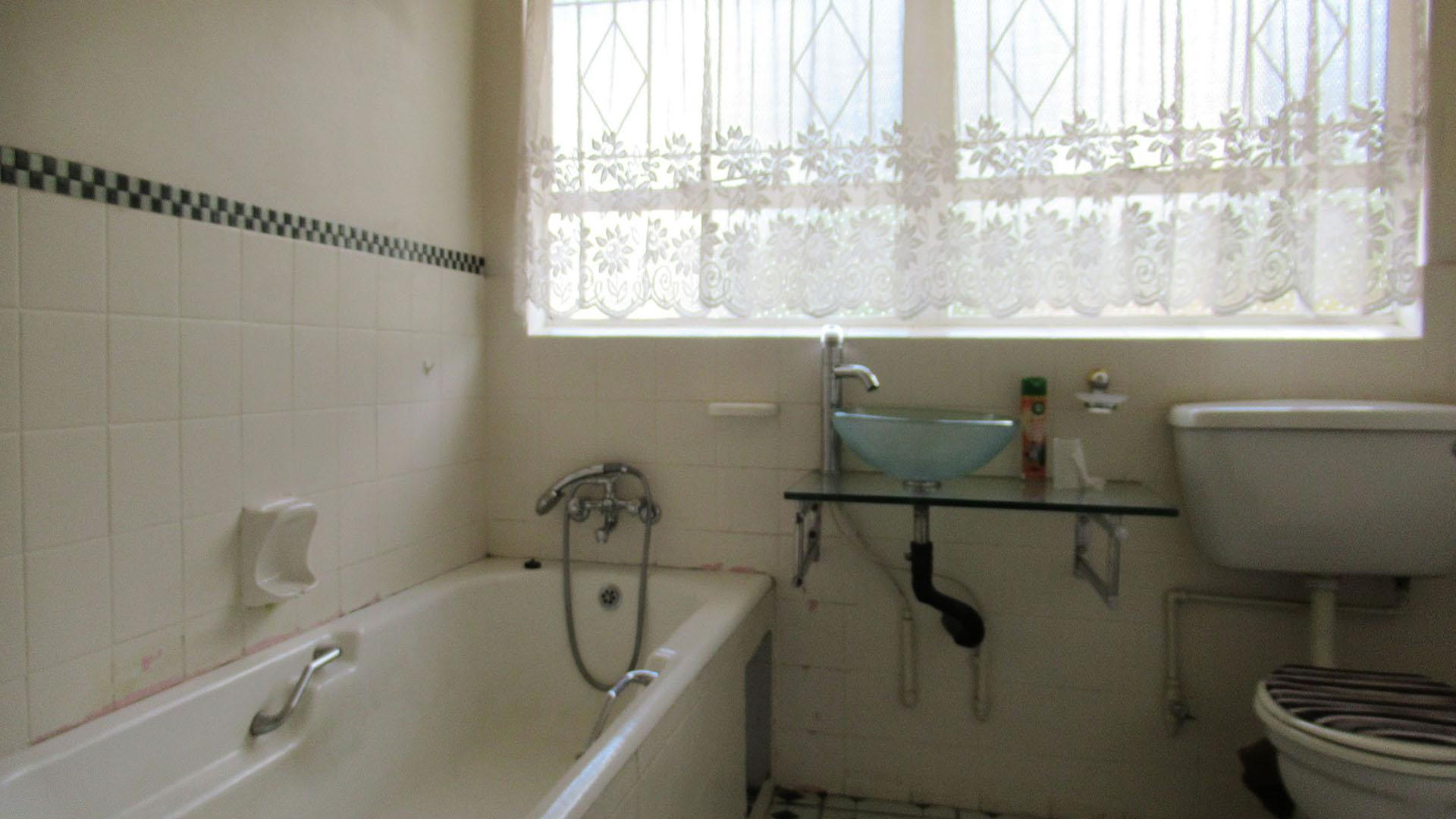 Main Bathroom - 7 square meters of property in Silverfields