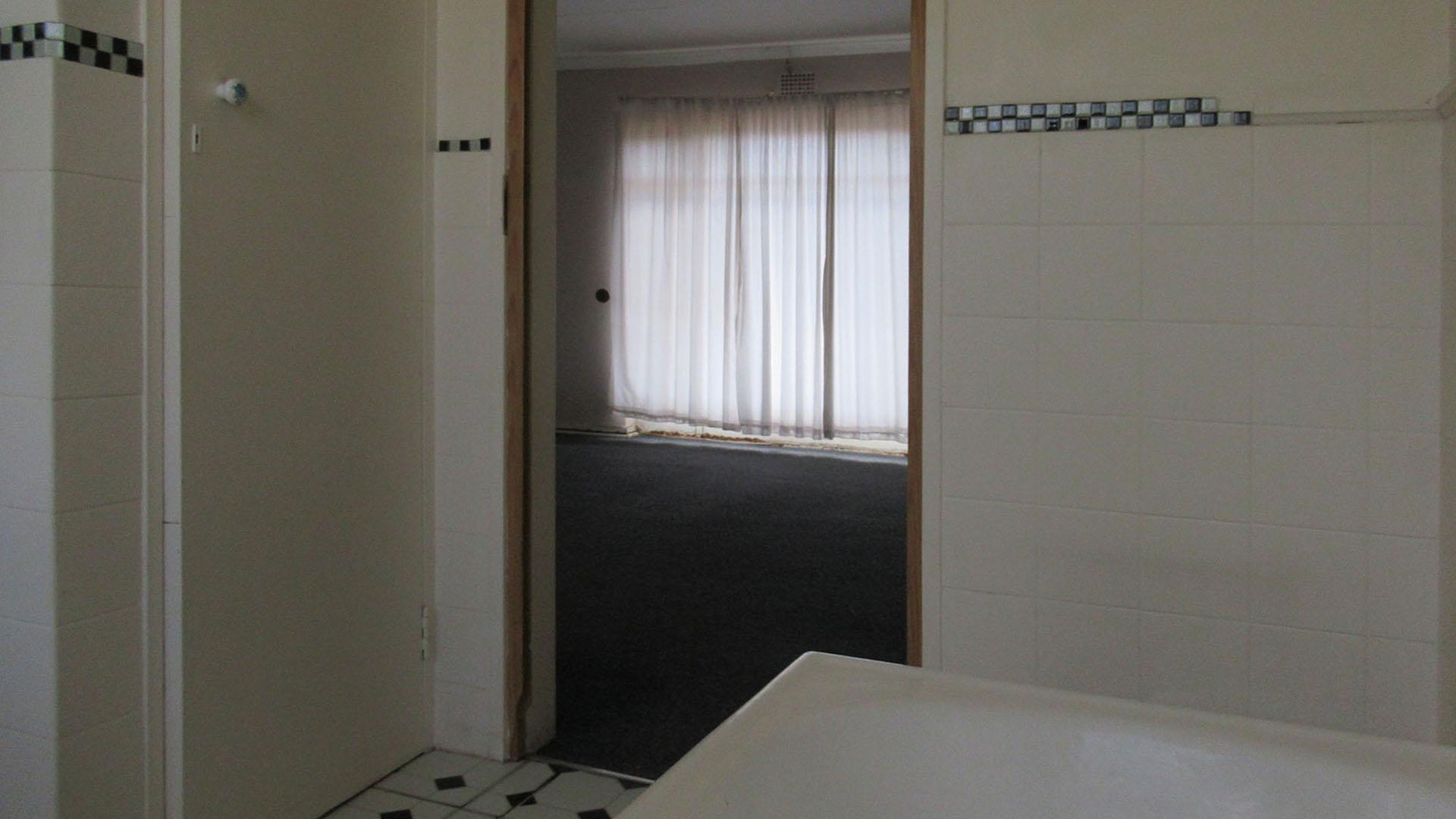 Main Bathroom - 7 square meters of property in Silverfields