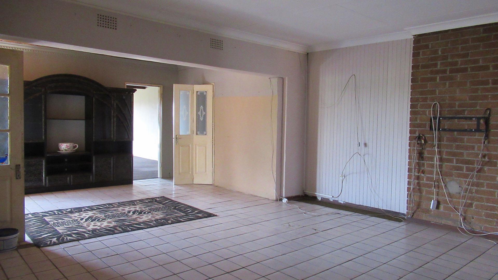 Lounges - 120 square meters of property in Silverfields