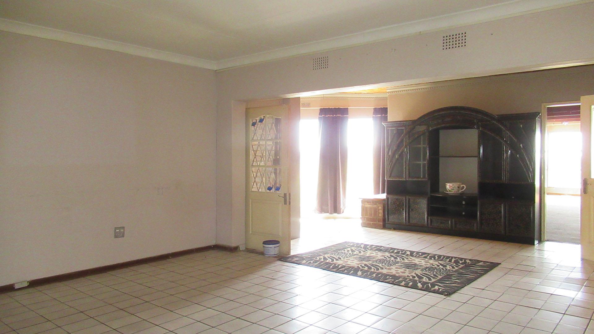 Lounges - 120 square meters of property in Silverfields