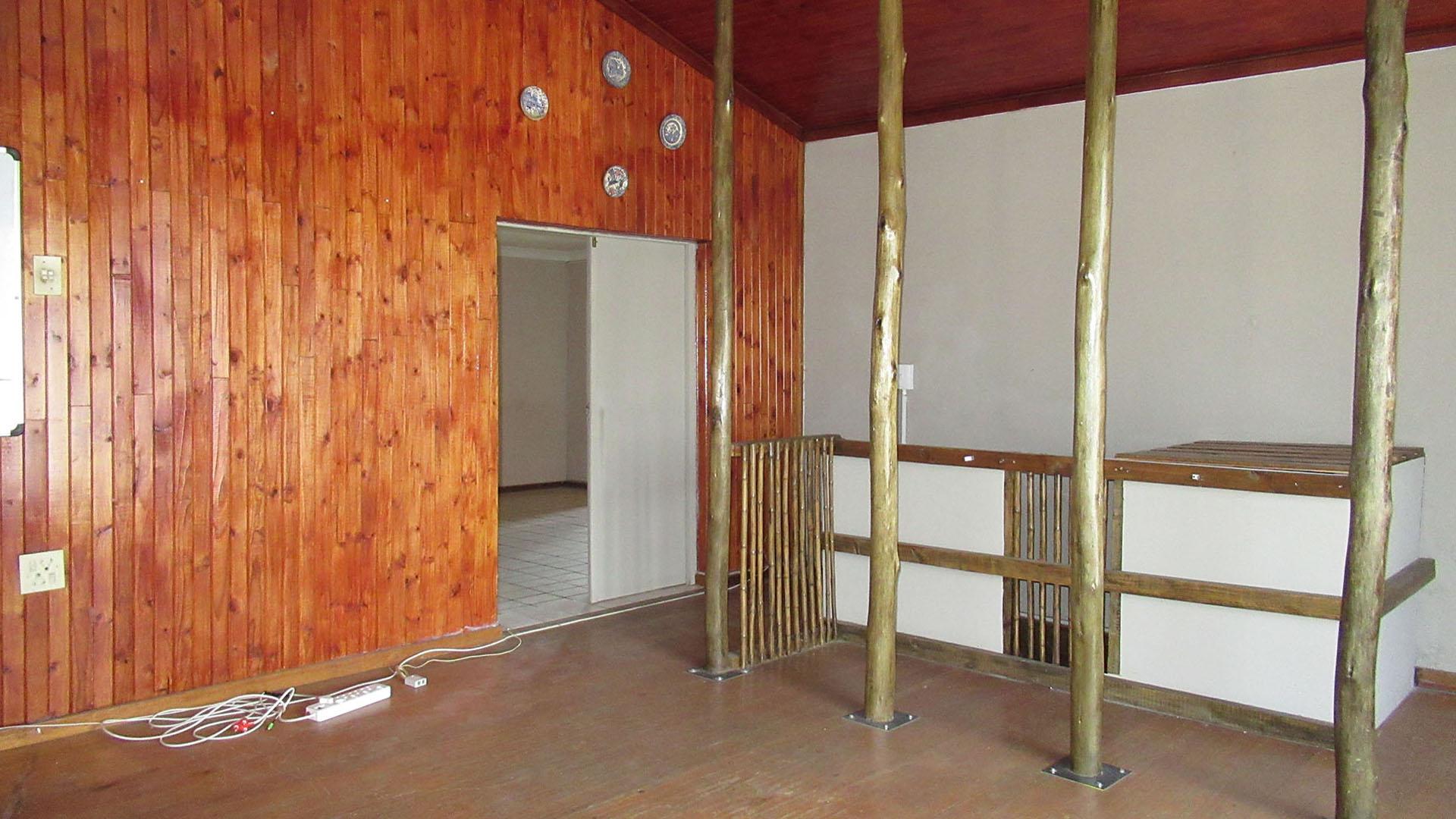 Lounges - 120 square meters of property in Silverfields