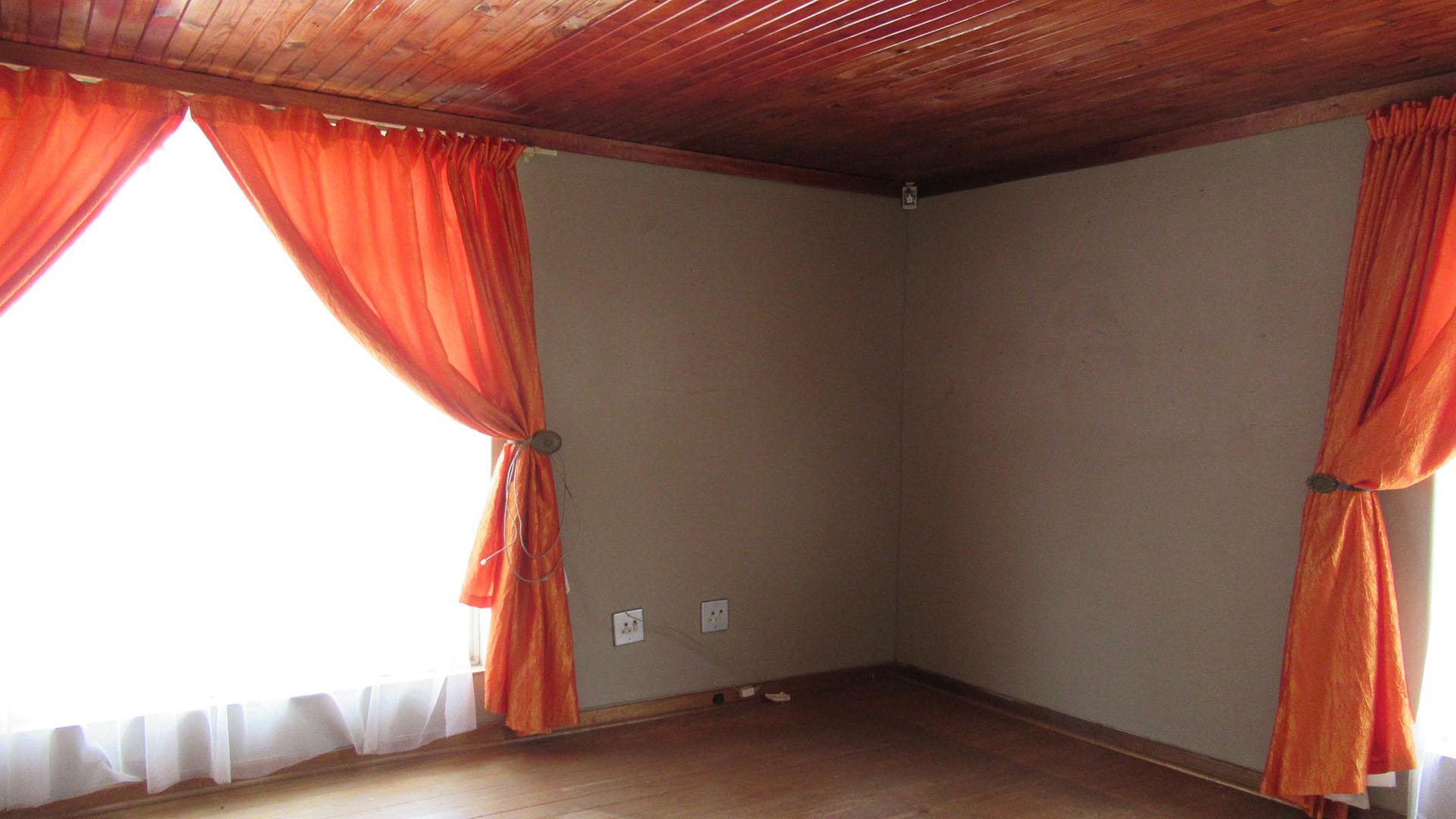 Lounges - 120 square meters of property in Silverfields