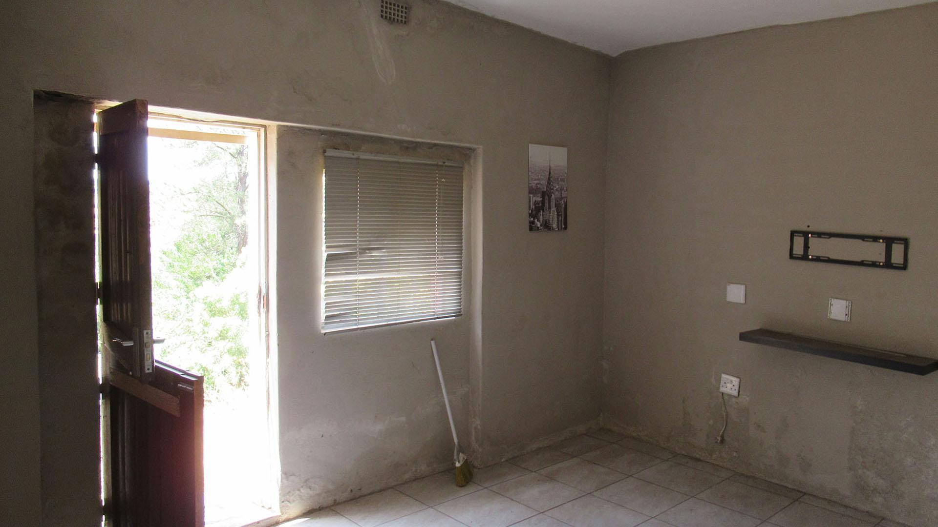 Lounges - 120 square meters of property in Silverfields