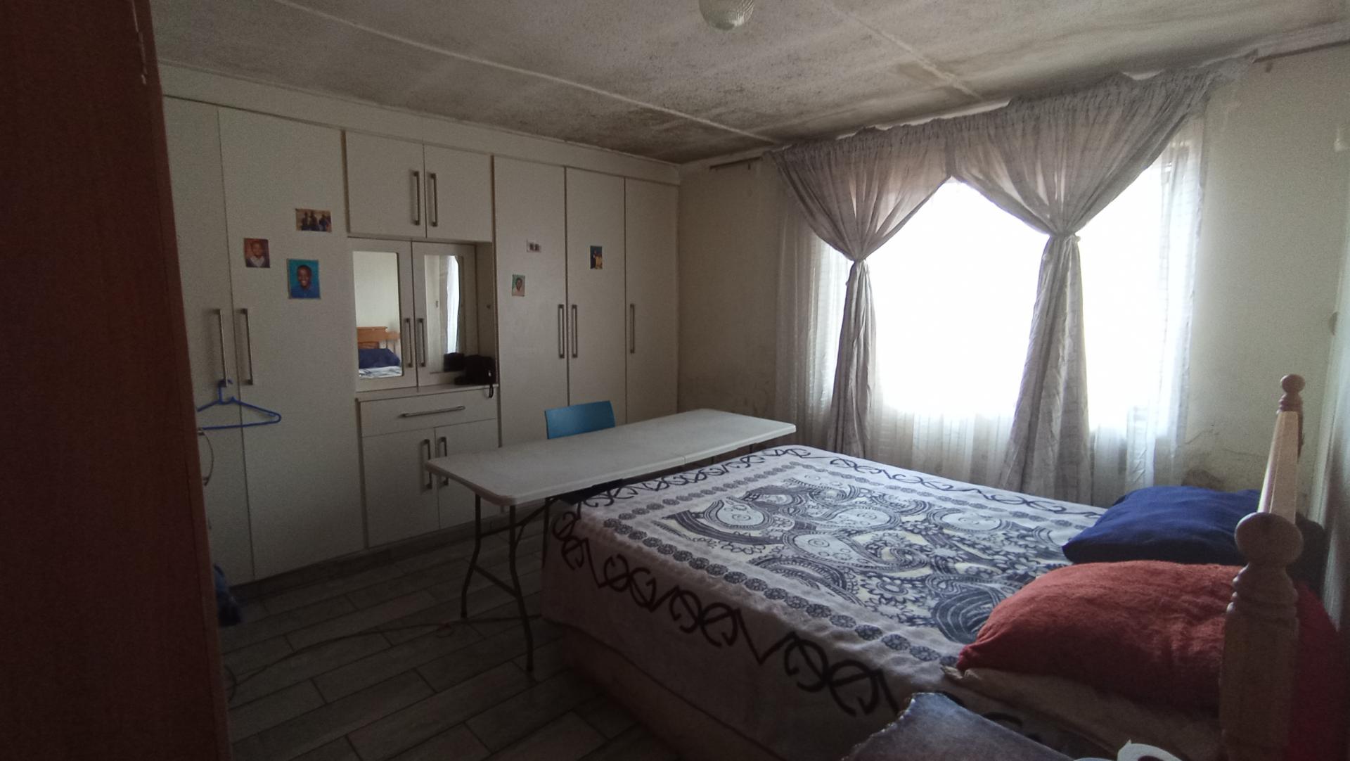 Bed Room 1 - 59 square meters of property in Copesville