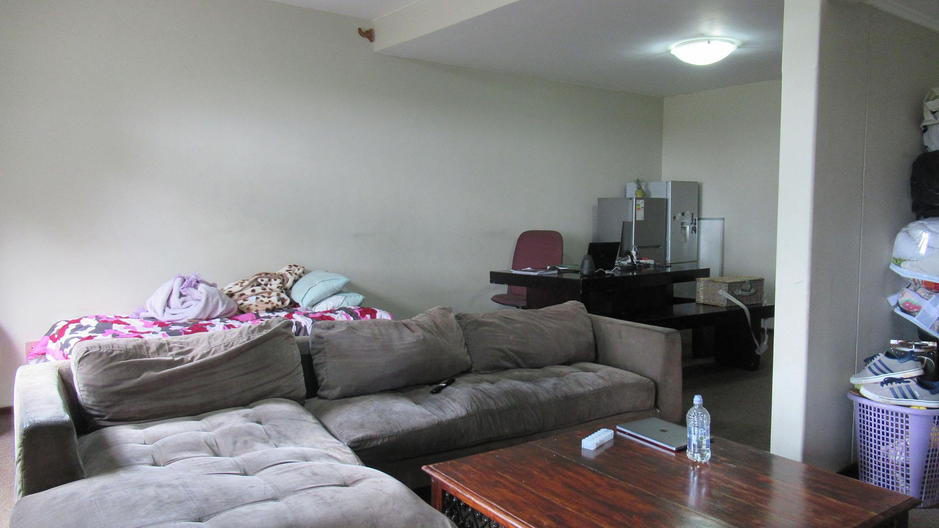 Lounges - 30 square meters of property in Highlands North