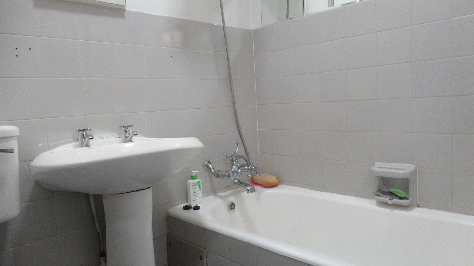 Main Bathroom - 4 square meters of property in Highlands North