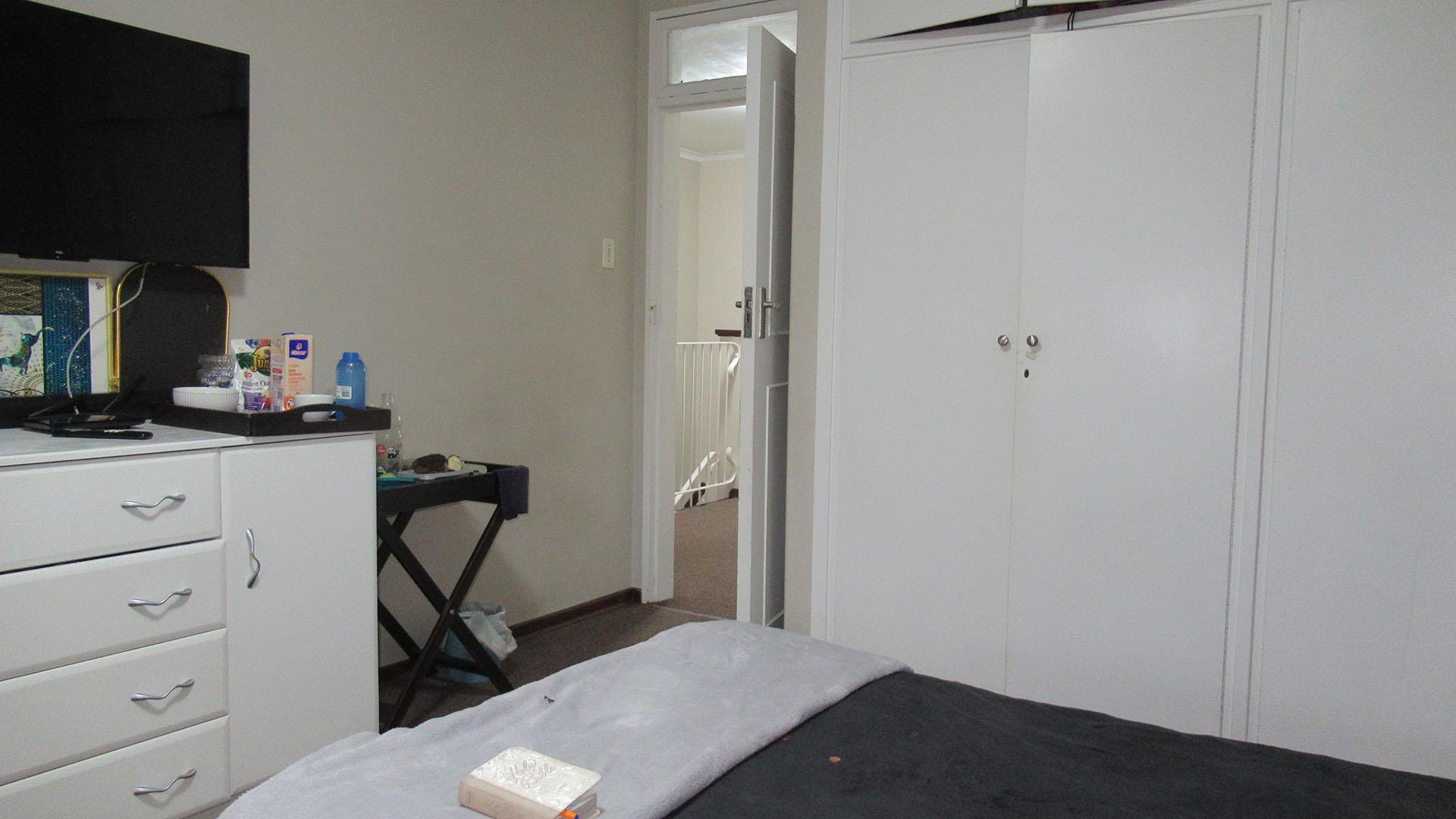 Bed Room 1 - 17 square meters of property in Highlands North