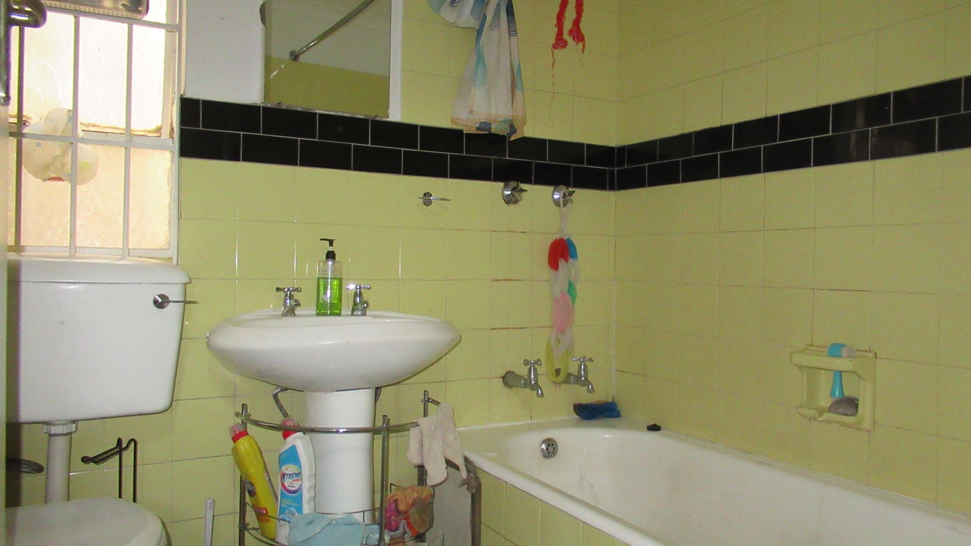 Bathroom 1 - 4 square meters of property in Highlands North