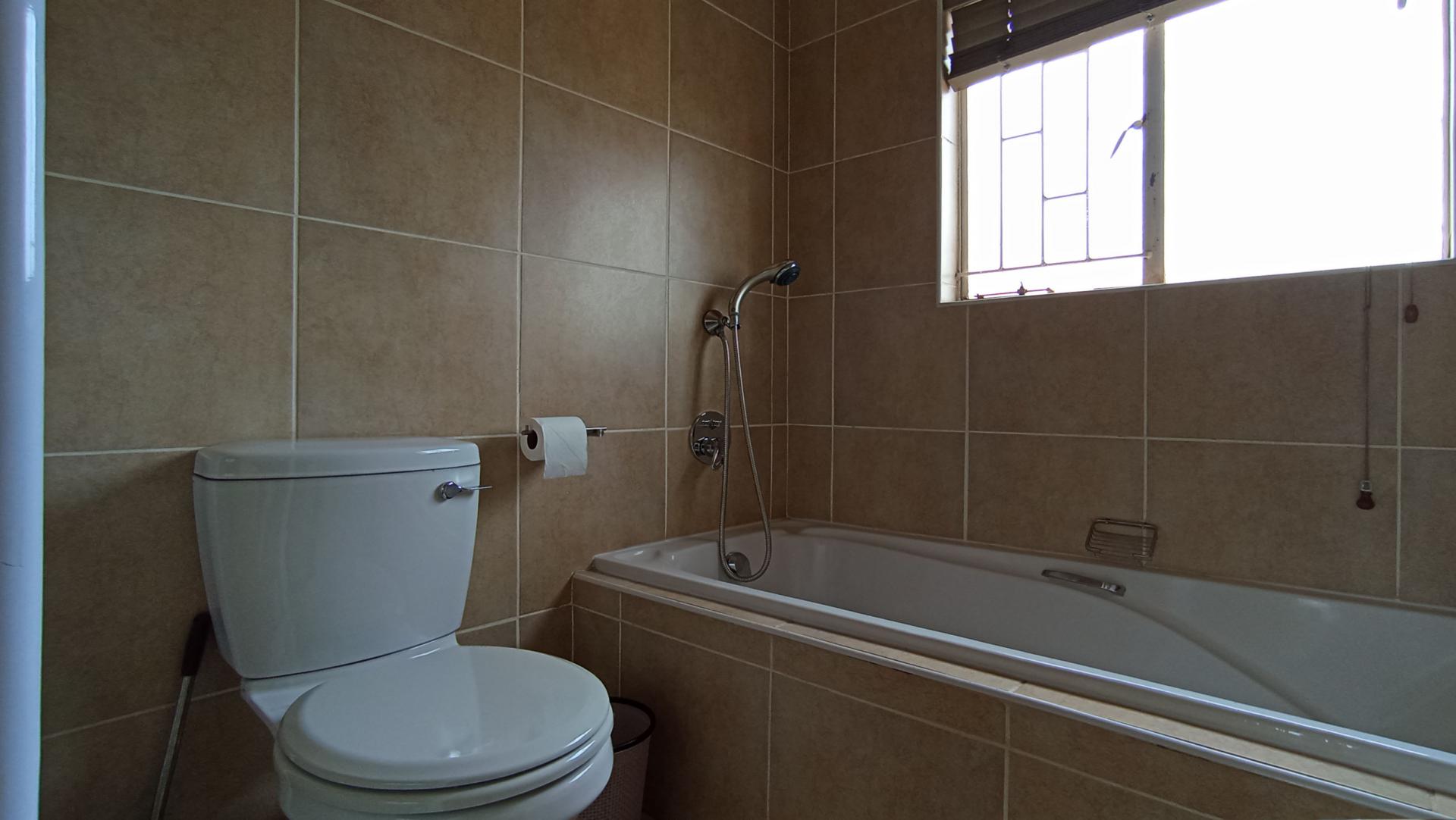 Main Bathroom - 5 square meters of property in Zandspruit