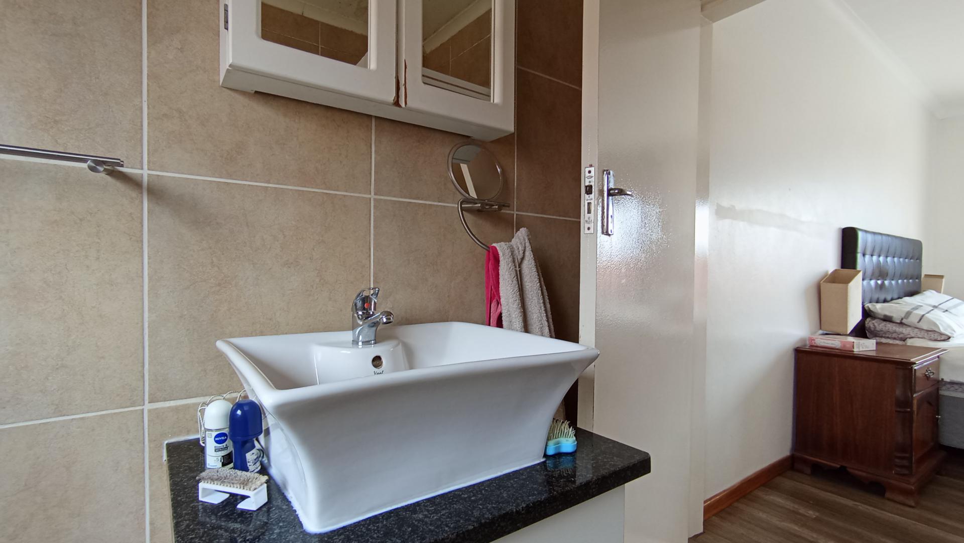 Main Bathroom - 5 square meters of property in Zandspruit