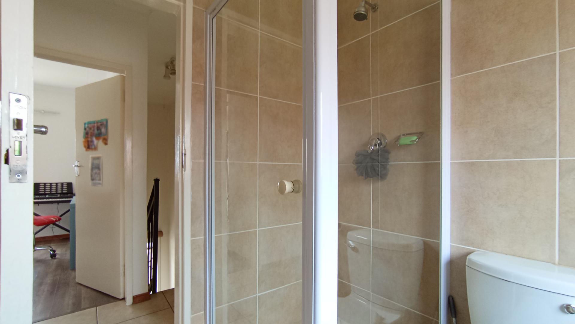 Bathroom 1 - 6 square meters of property in Zandspruit