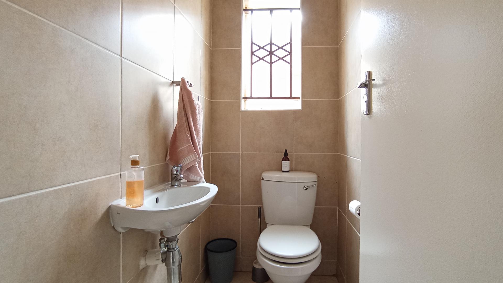 Guest Toilet - 3 square meters of property in Zandspruit