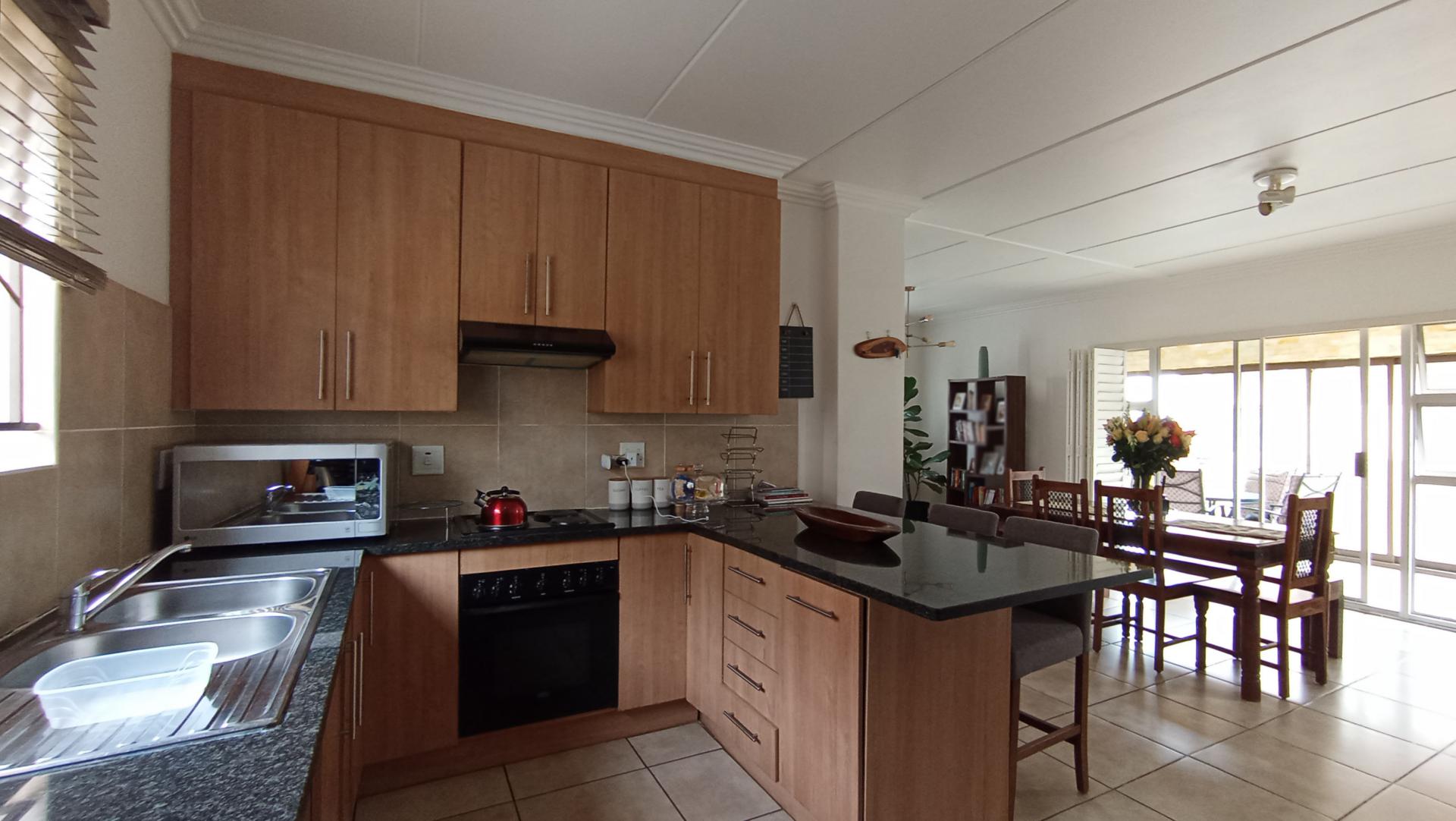 Kitchen - 13 square meters of property in Zandspruit