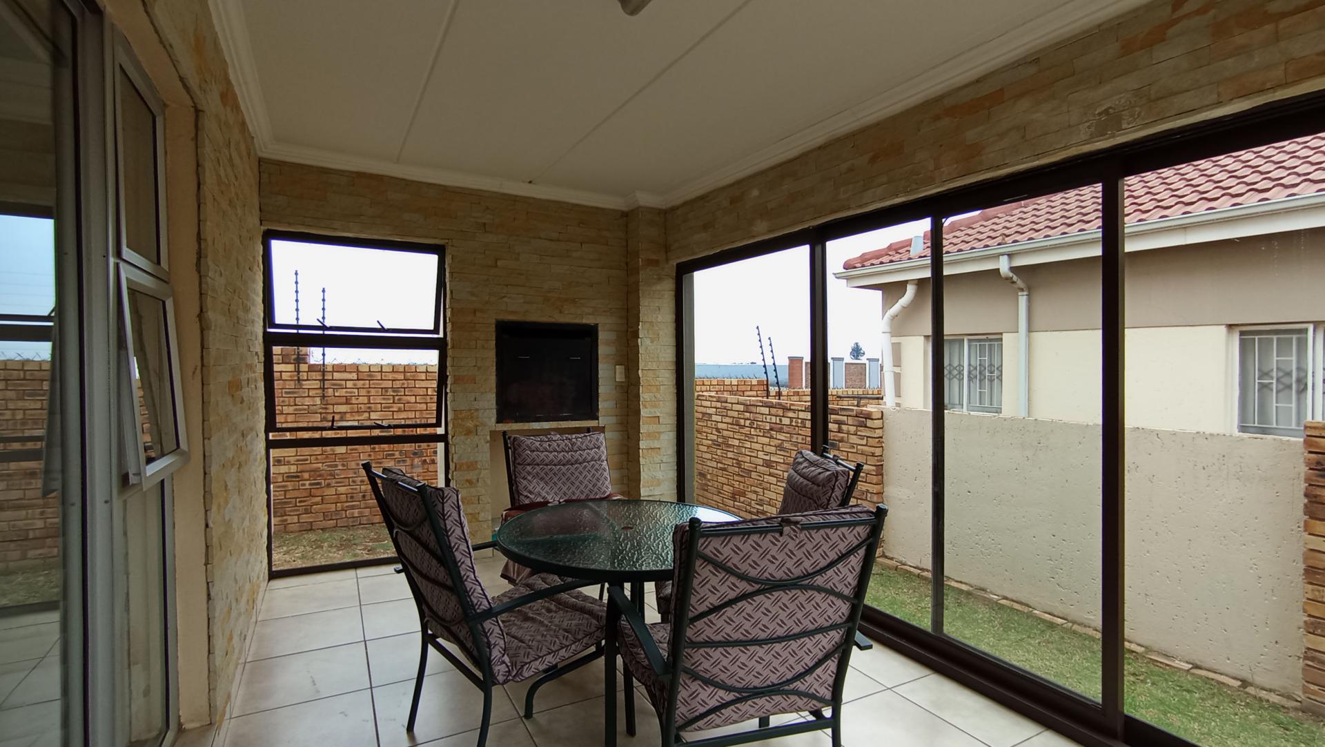 Patio - 21 square meters of property in Zandspruit
