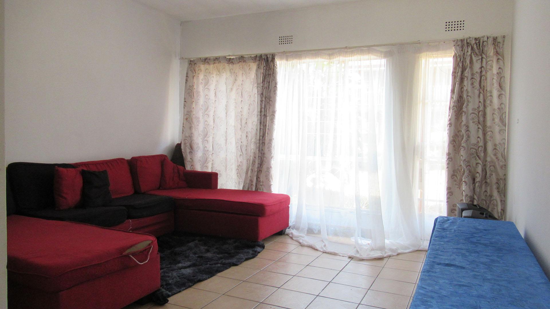 Lounges - 20 square meters of property in Horison View