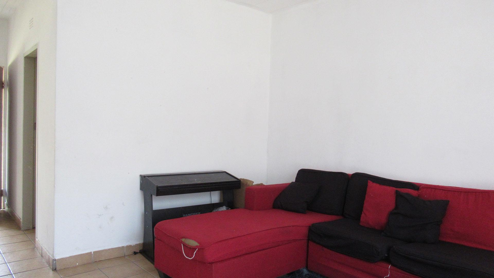 Lounges - 20 square meters of property in Horison View