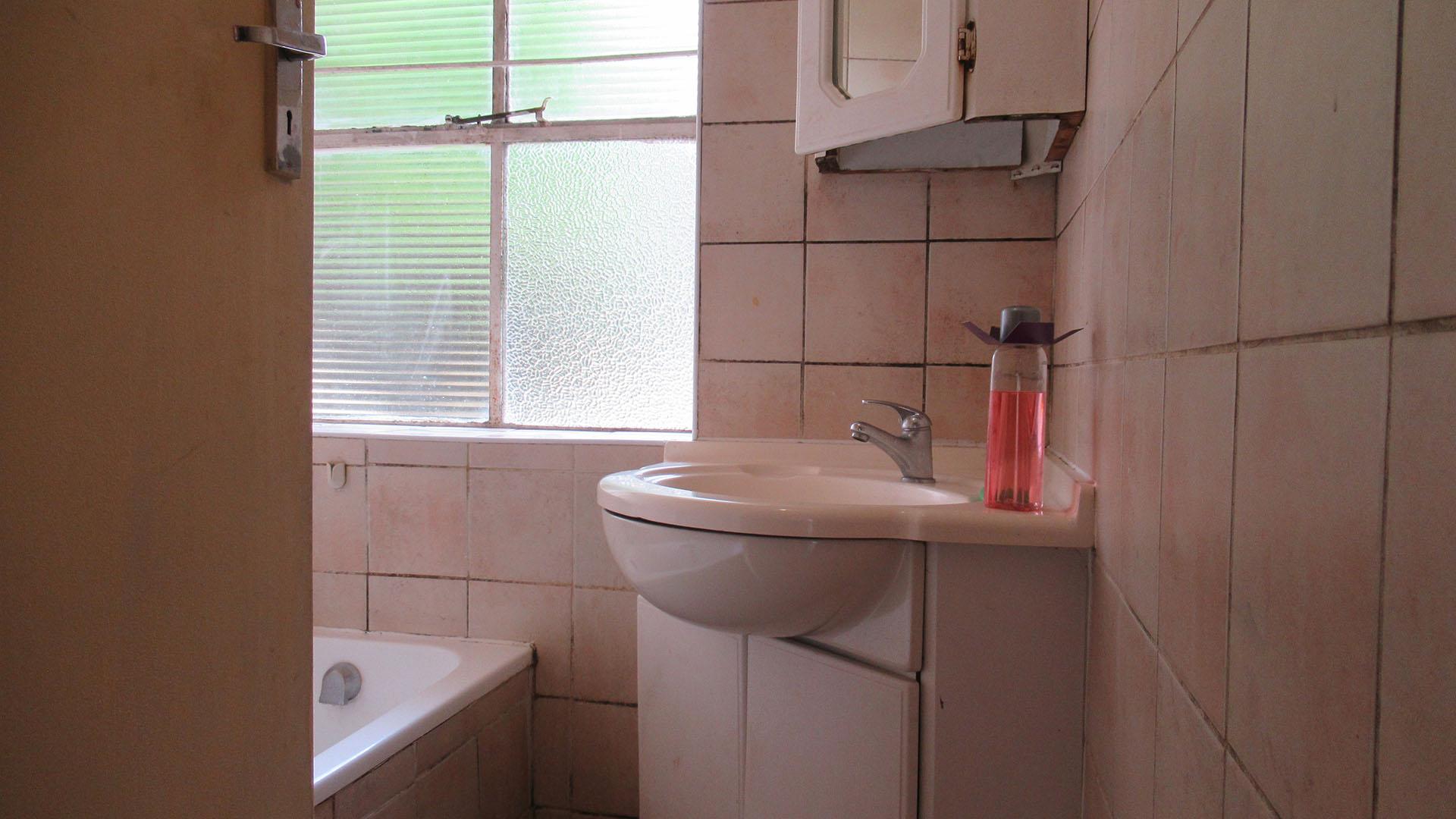 Bathroom 1 - 6 square meters of property in Horison View