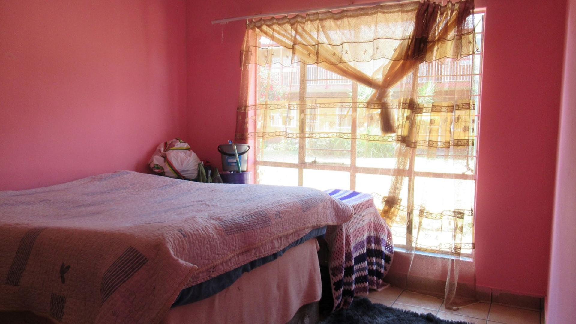 Bed Room 1 - 16 square meters of property in Horison View