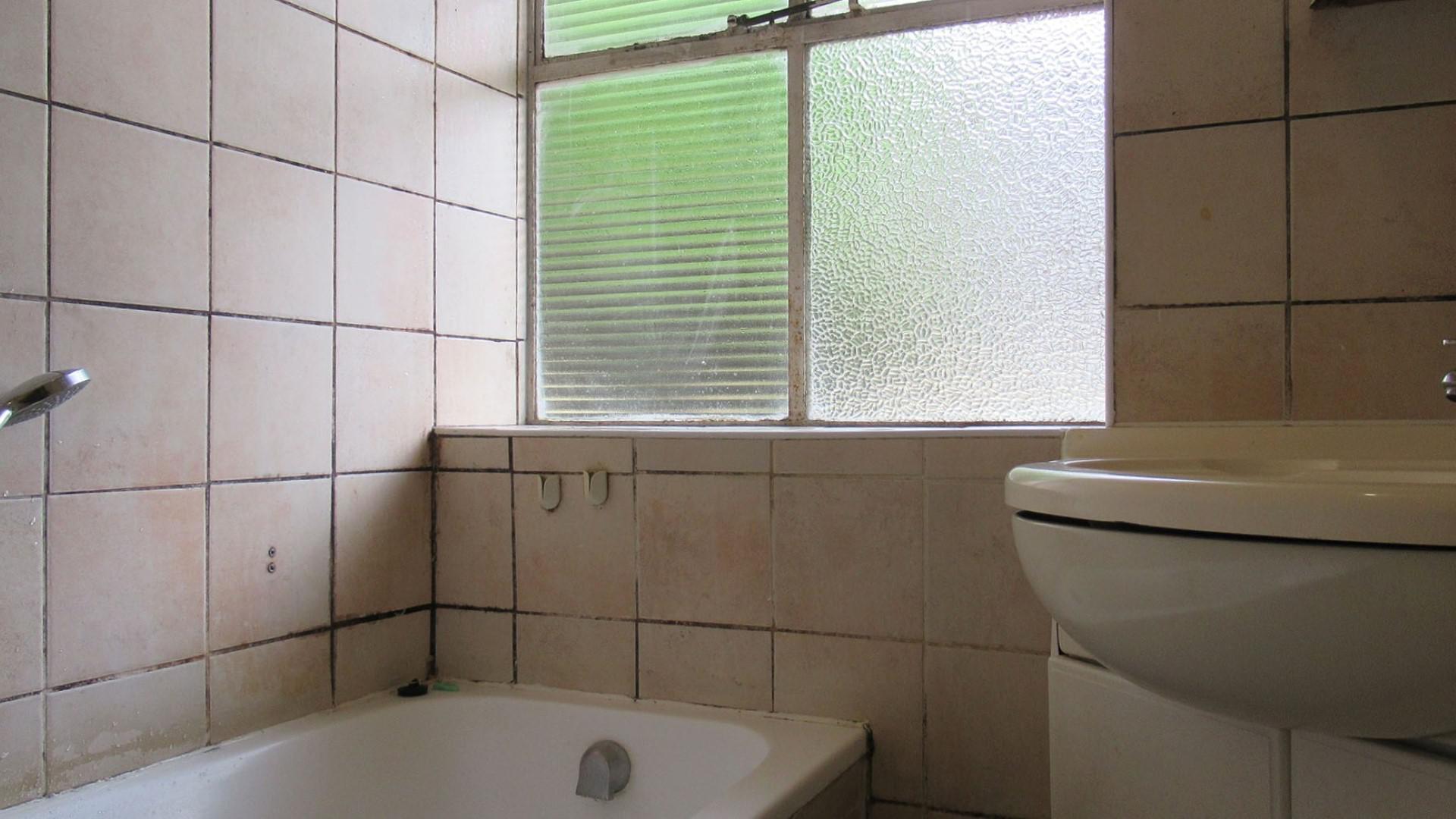 Bathroom 1 - 6 square meters of property in Horison View
