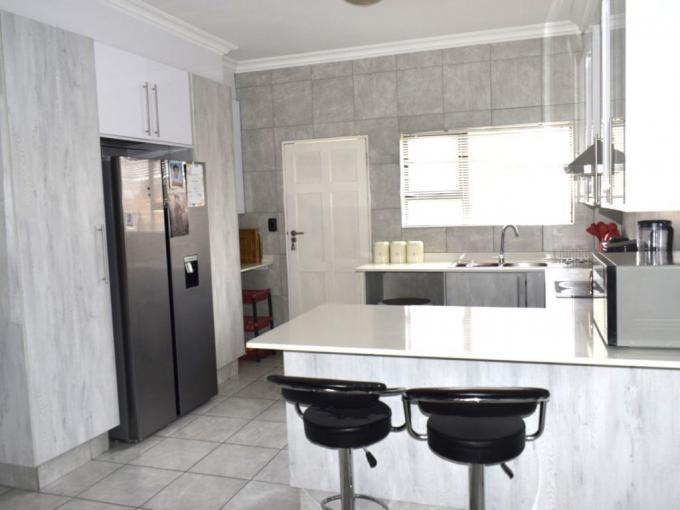 3 Bedroom House for Sale For Sale in Helderwyk Estate - MR693593