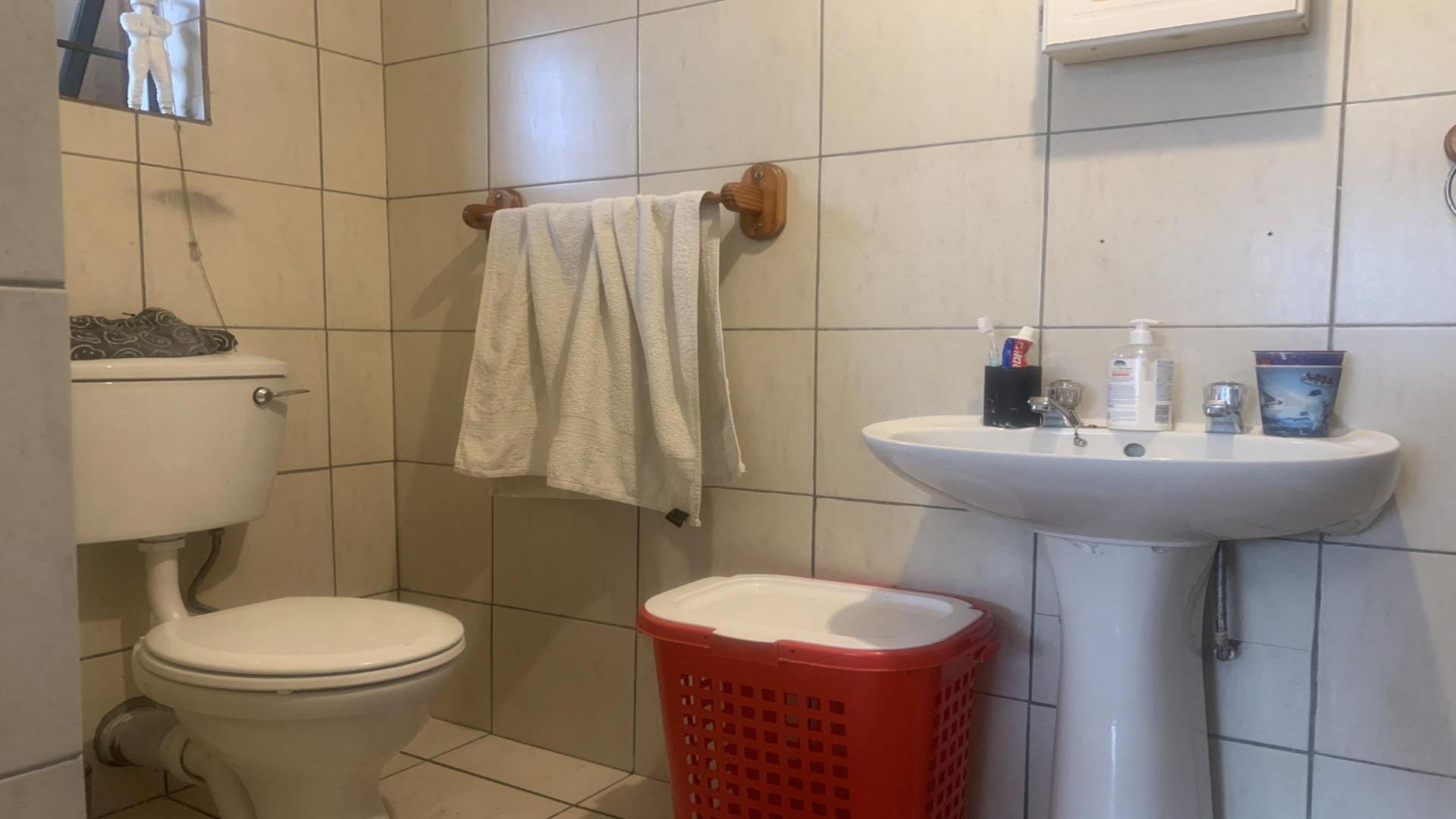 Bathroom 2 - 4 square meters of property in Olivedale