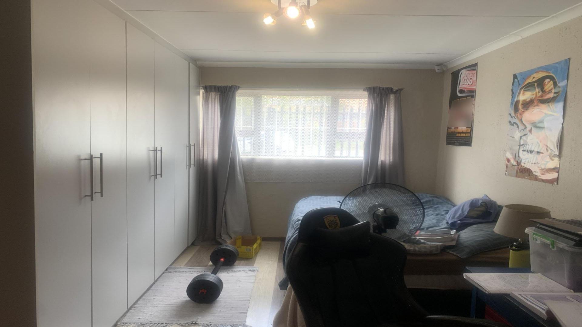 Bed Room 3 - 14 square meters of property in Olivedale