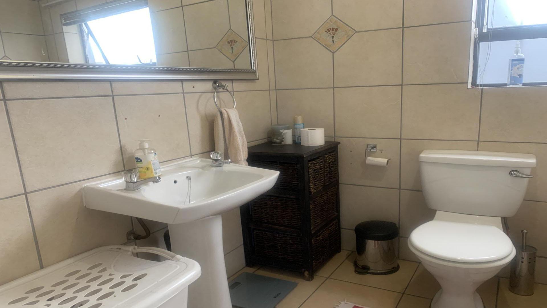 Bathroom 1 - 5 square meters of property in Olivedale