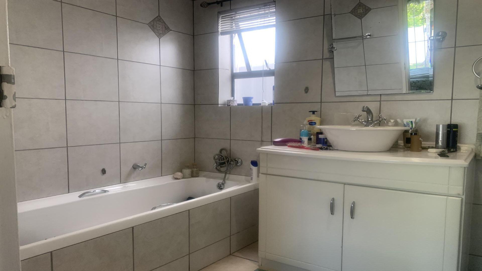 Main Bathroom - 5 square meters of property in Olivedale