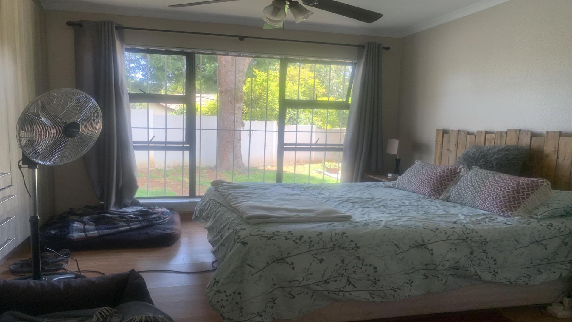 Main Bedroom - 15 square meters of property in Olivedale