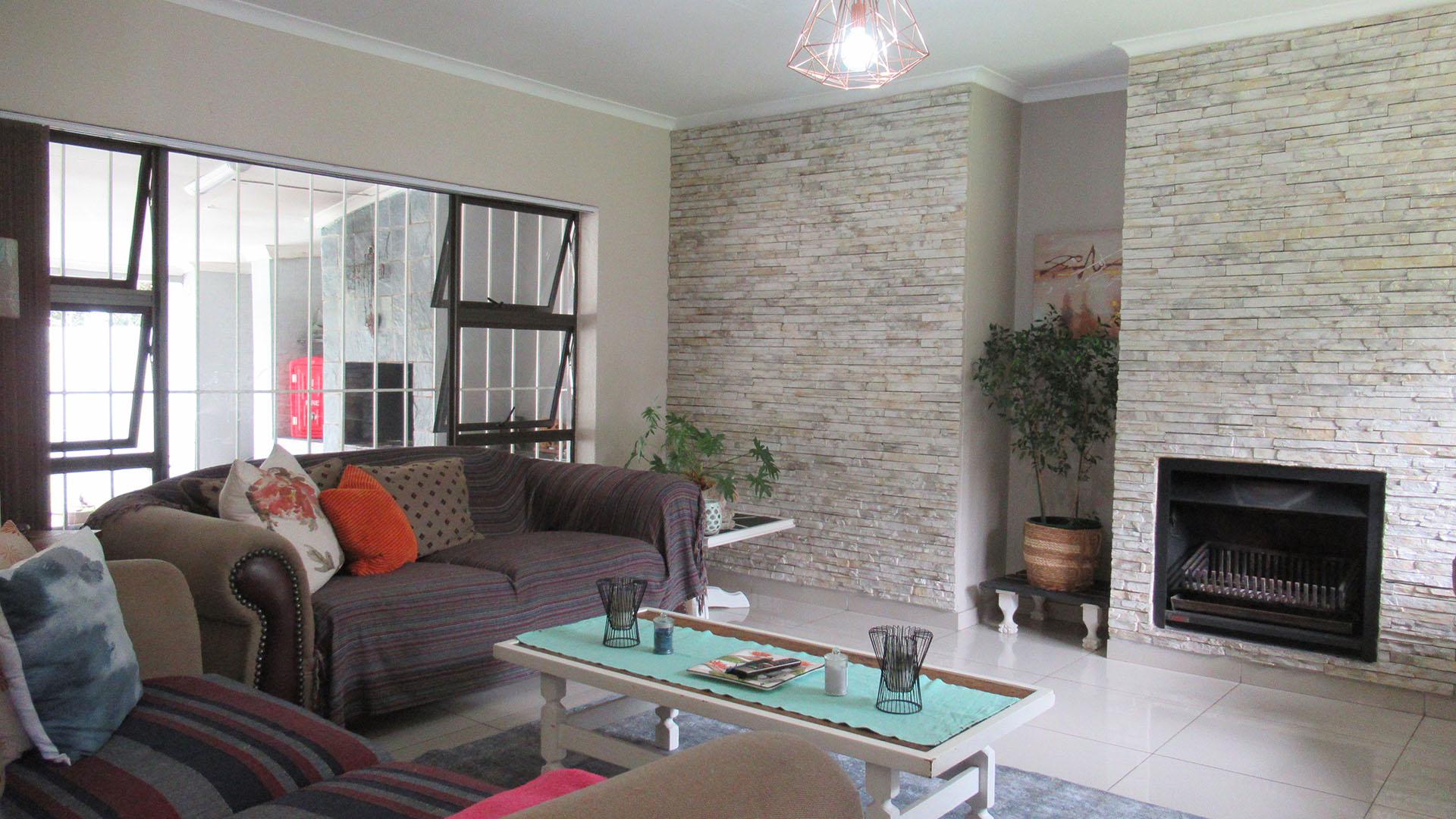 Lounges - 23 square meters of property in Olivedale