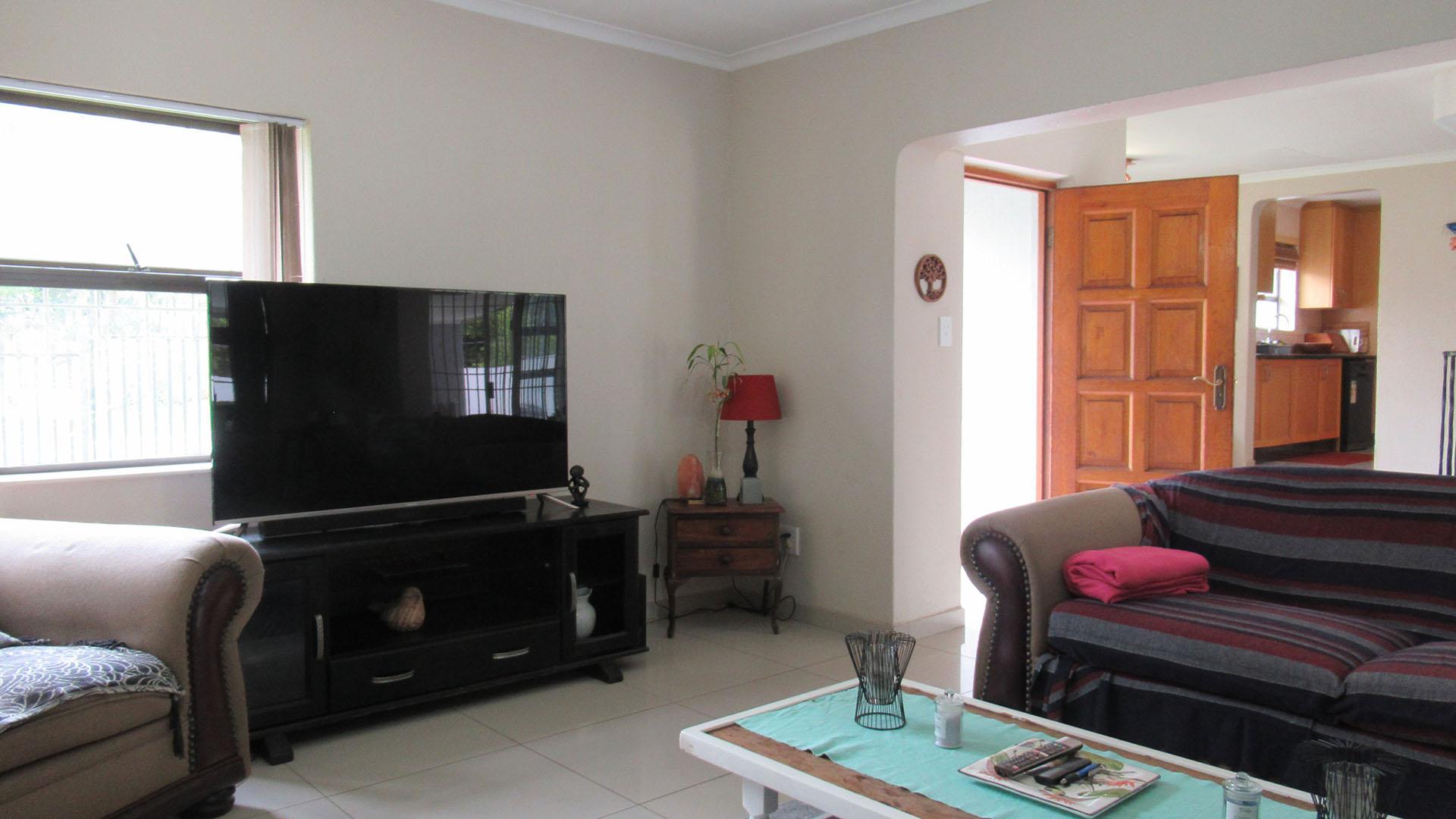 Lounges - 23 square meters of property in Olivedale