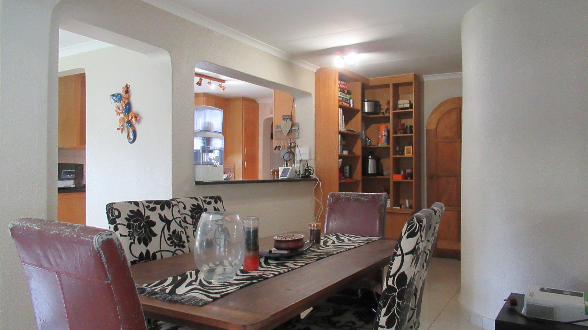 Dining Room - 17 square meters of property in Olivedale