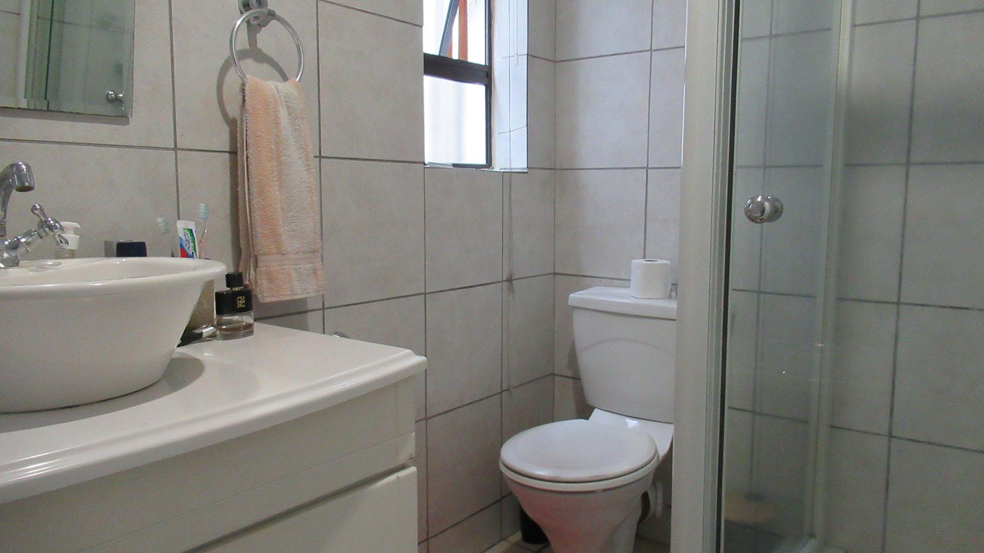 Main Bathroom - 5 square meters of property in Olivedale