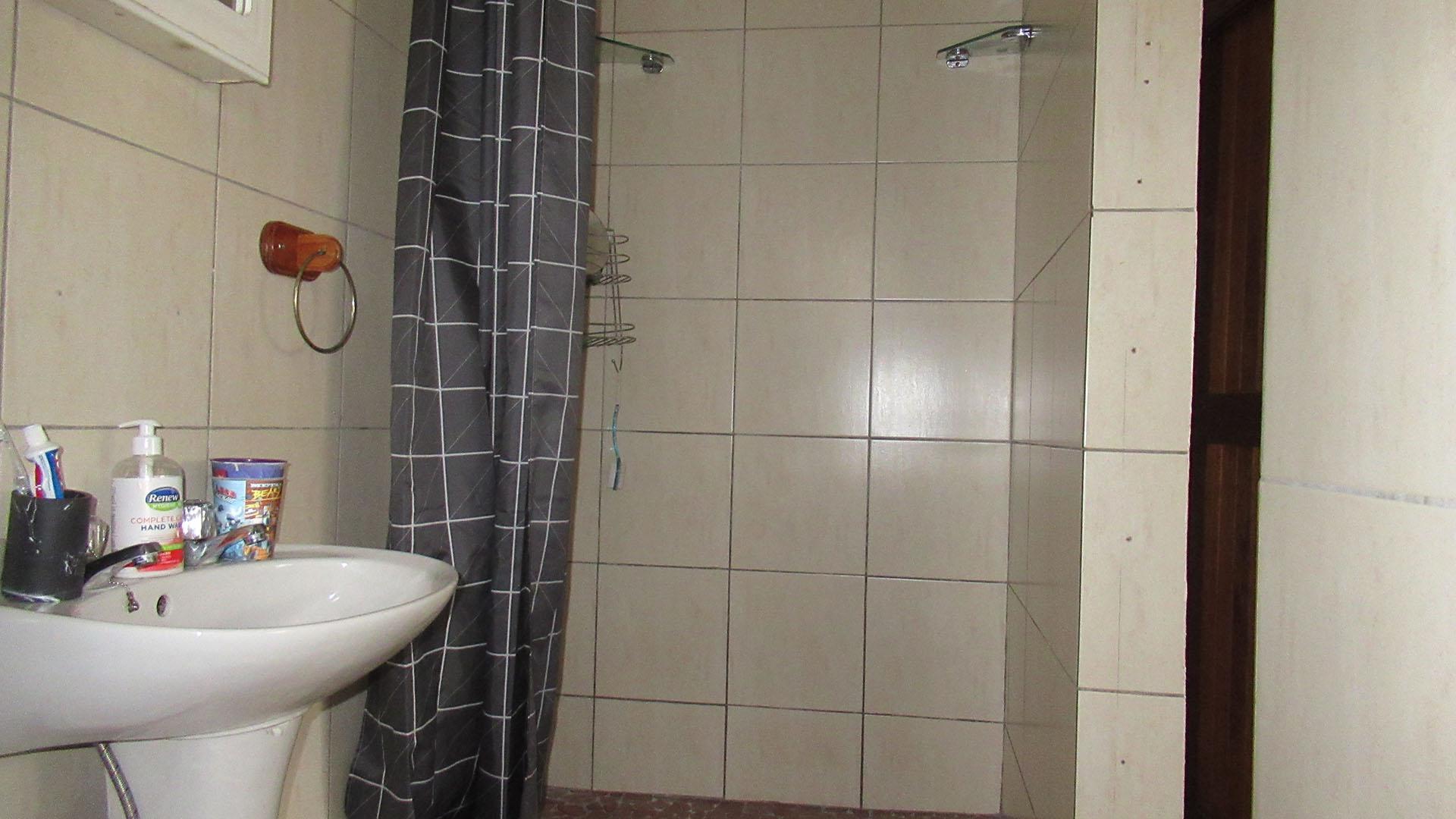 Bathroom 2 - 4 square meters of property in Olivedale