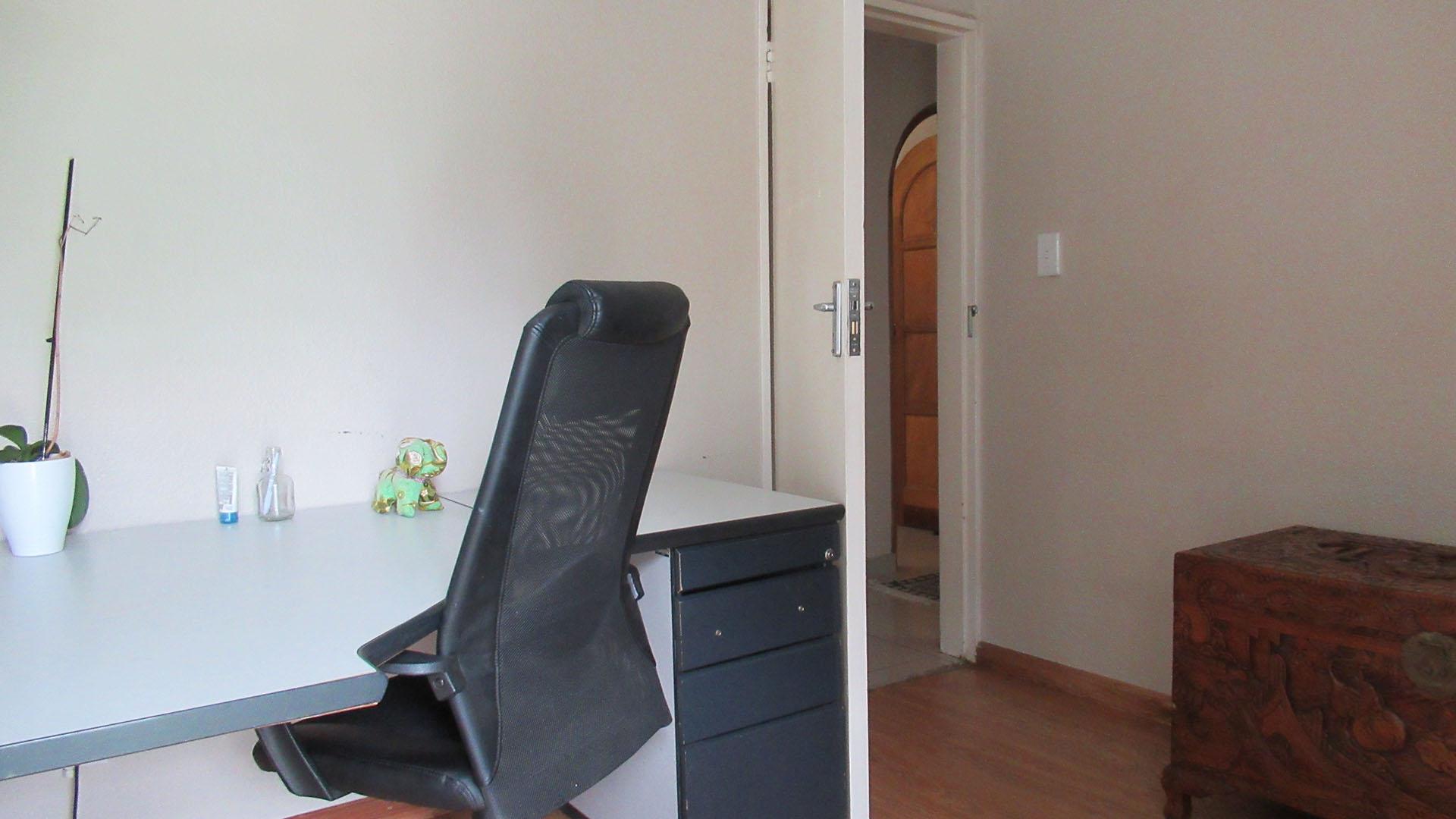 Bed Room 1 - 10 square meters of property in Olivedale