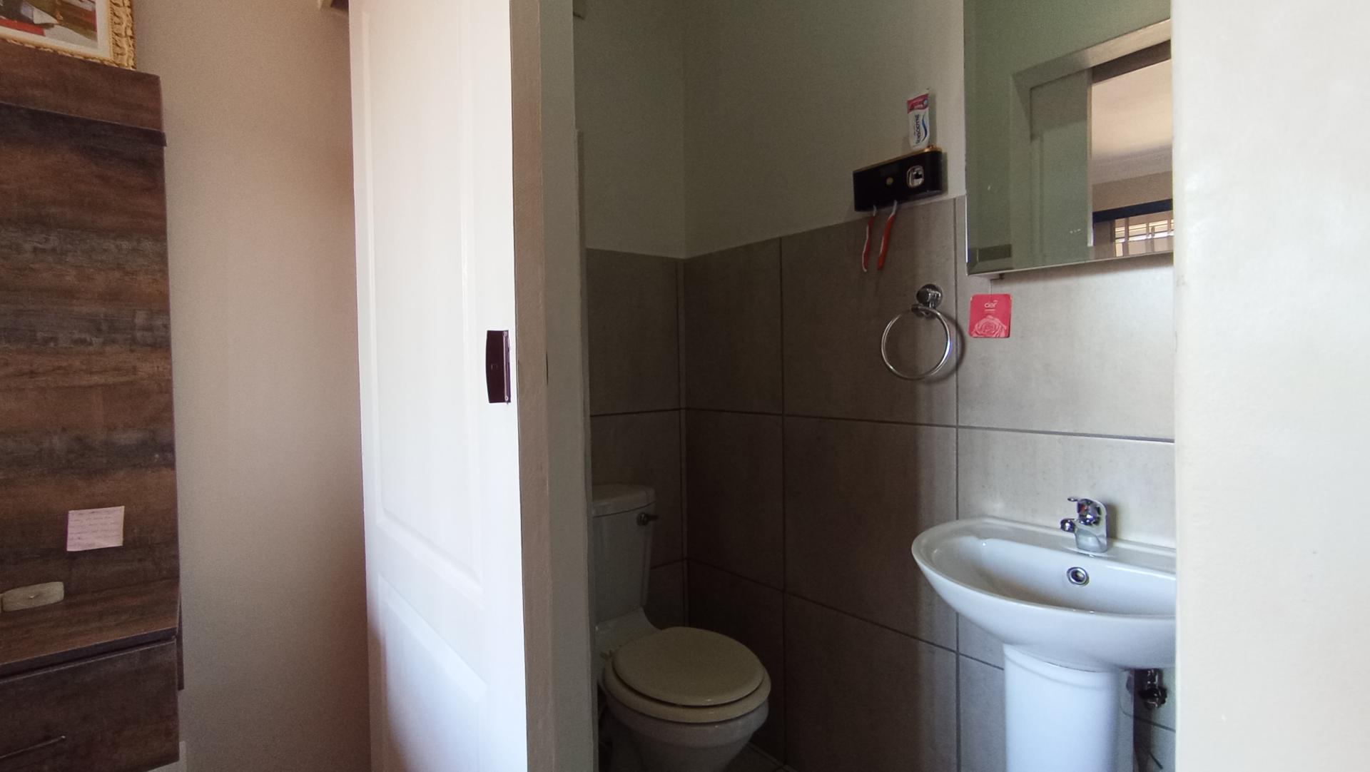 Main Bathroom - 3 square meters of property in Montana