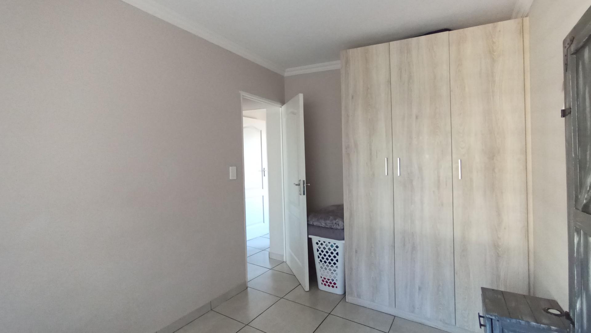 Bed Room 1 - 16 square meters of property in Montana