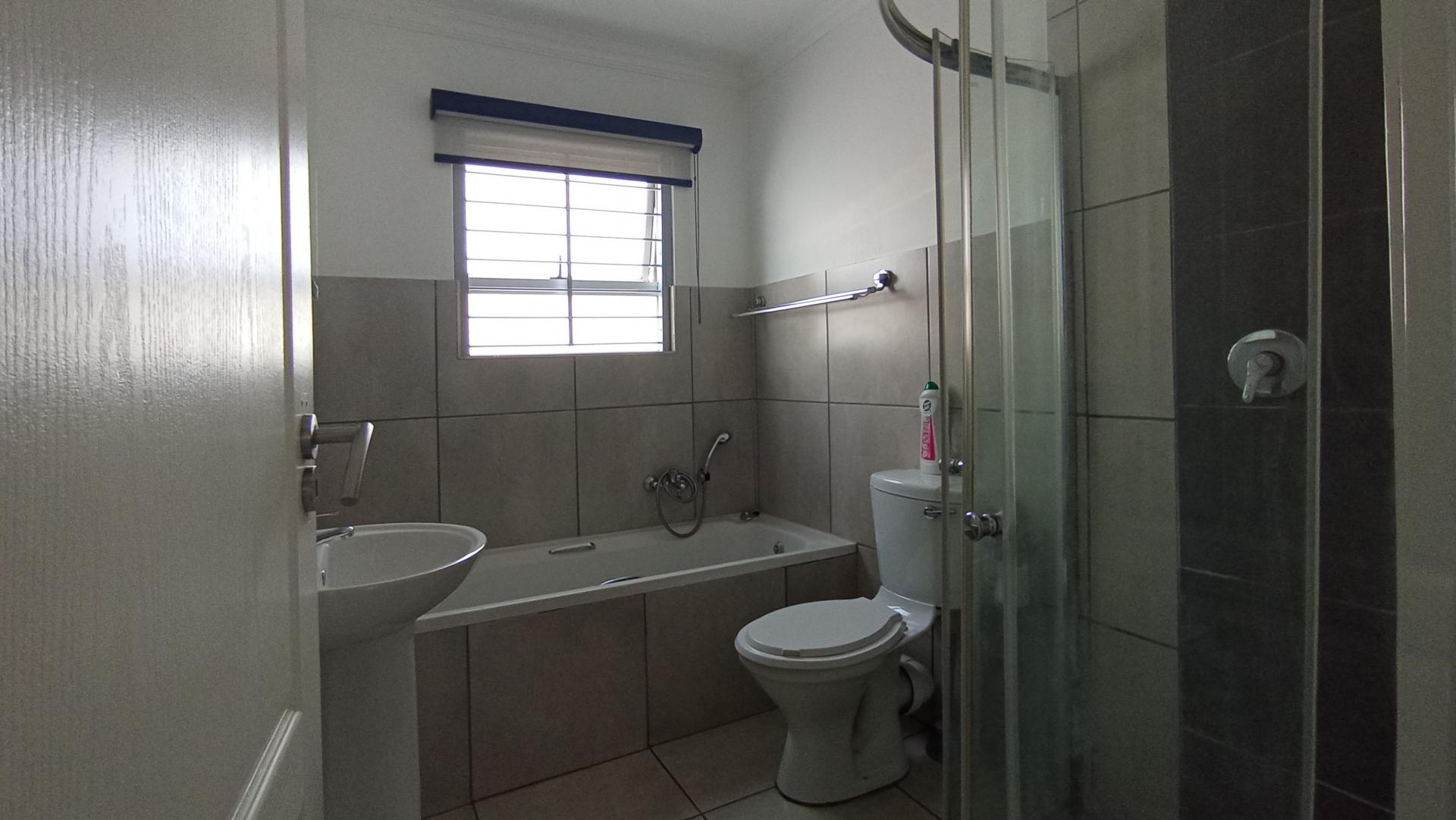Bathroom 1 - 6 square meters of property in Montana