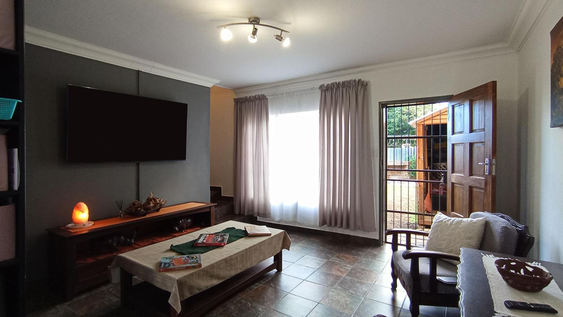 Lounges - 21 square meters of property in Annlin