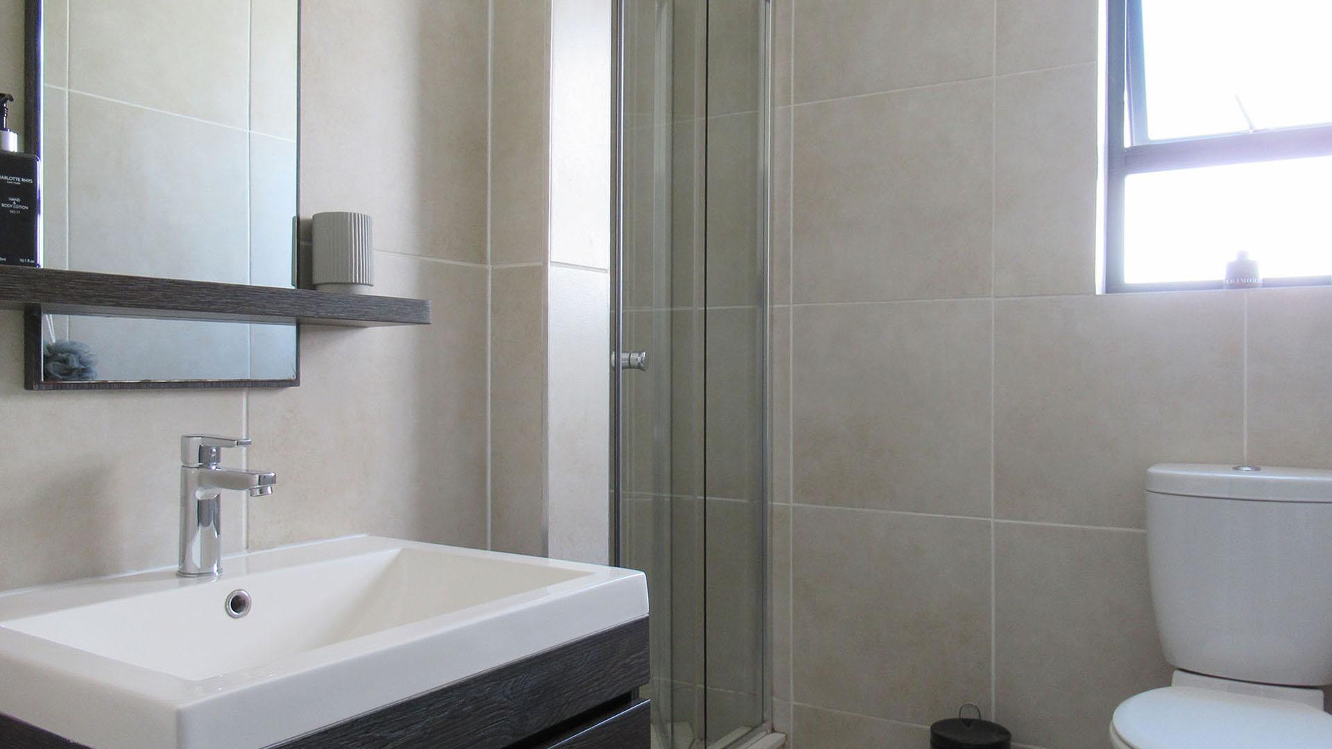 Bathroom 1 - 5 square meters of property in Oakdene