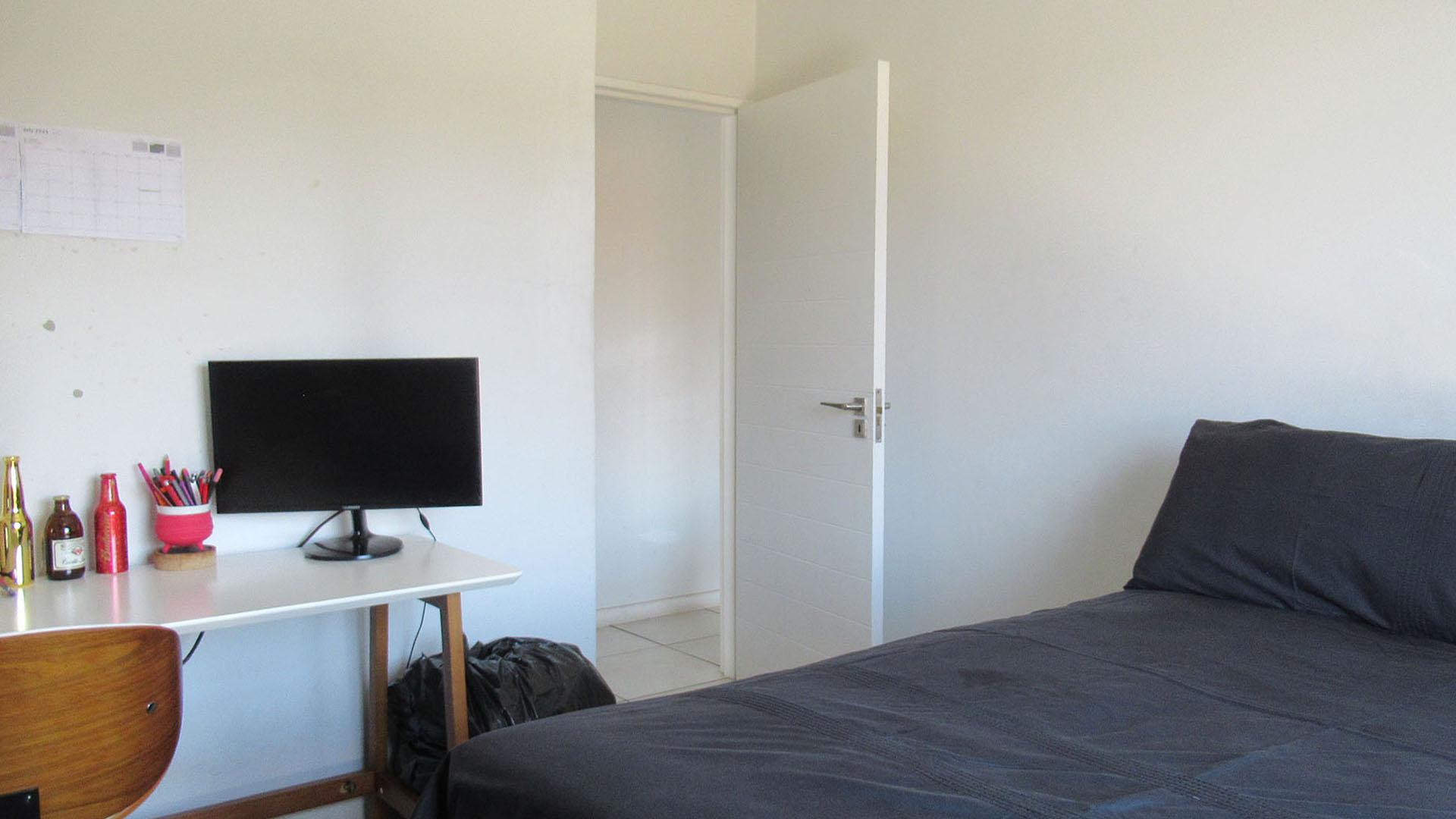 Bed Room 1 - 12 square meters of property in Oakdene