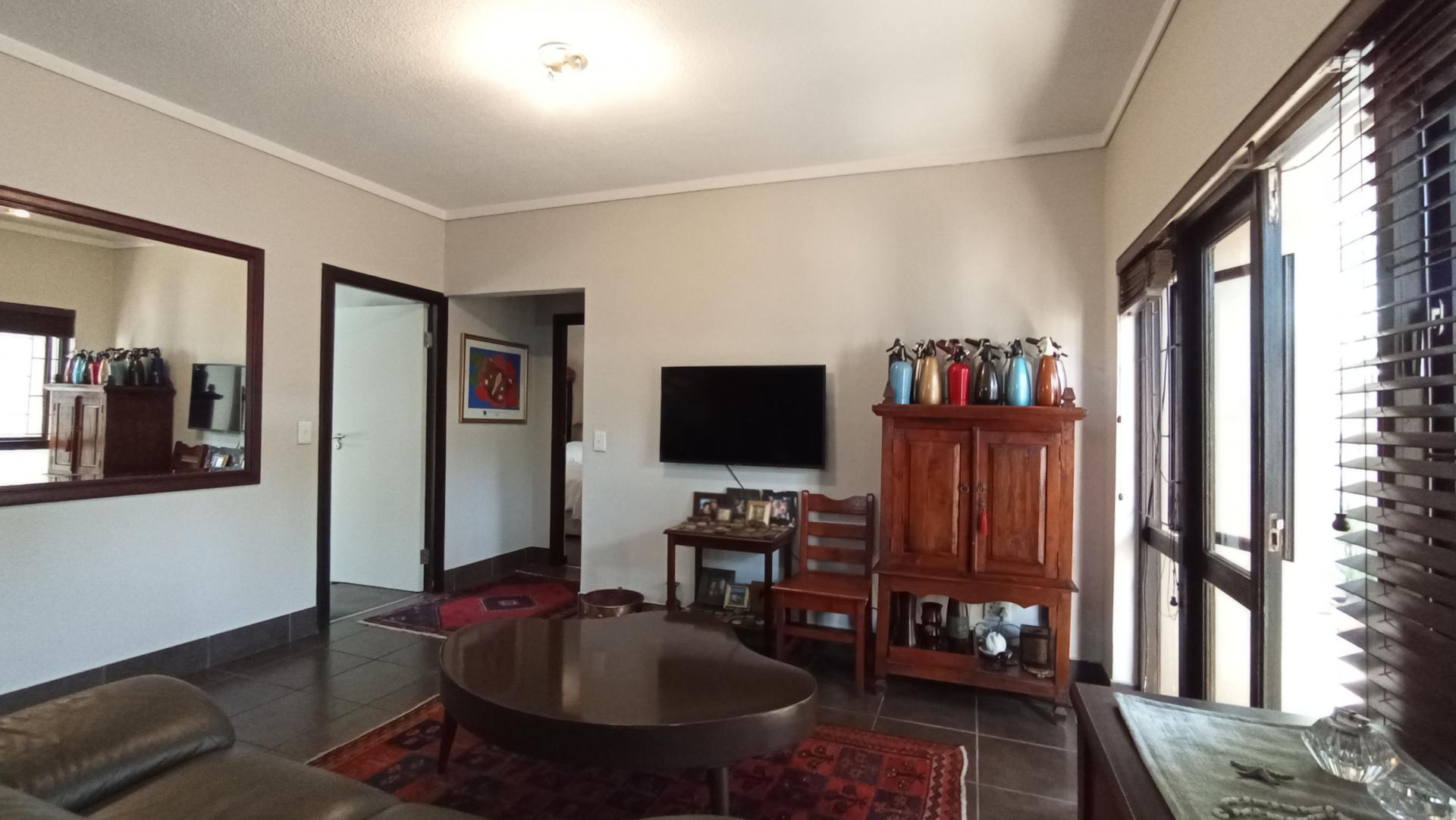 Lounges - 40 square meters of property in Witkoppen