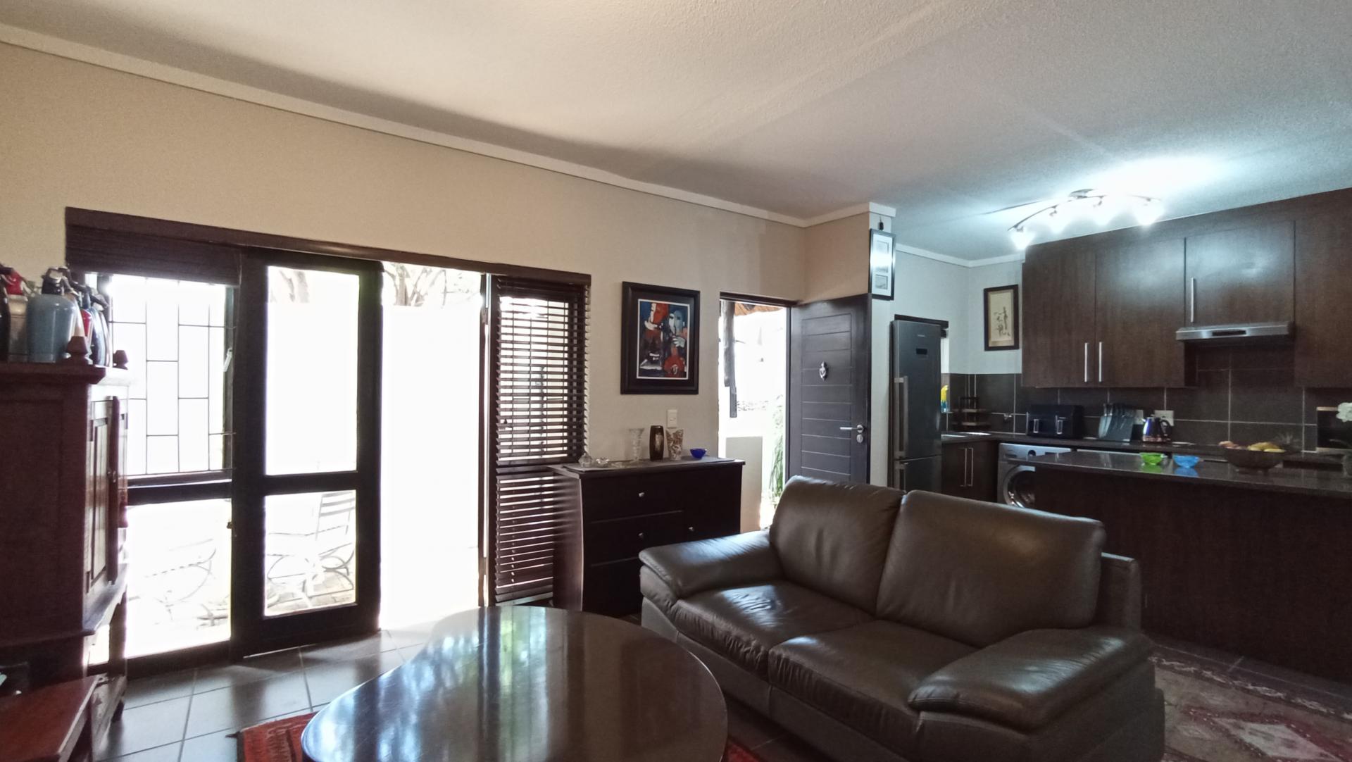 Lounges - 40 square meters of property in Witkoppen